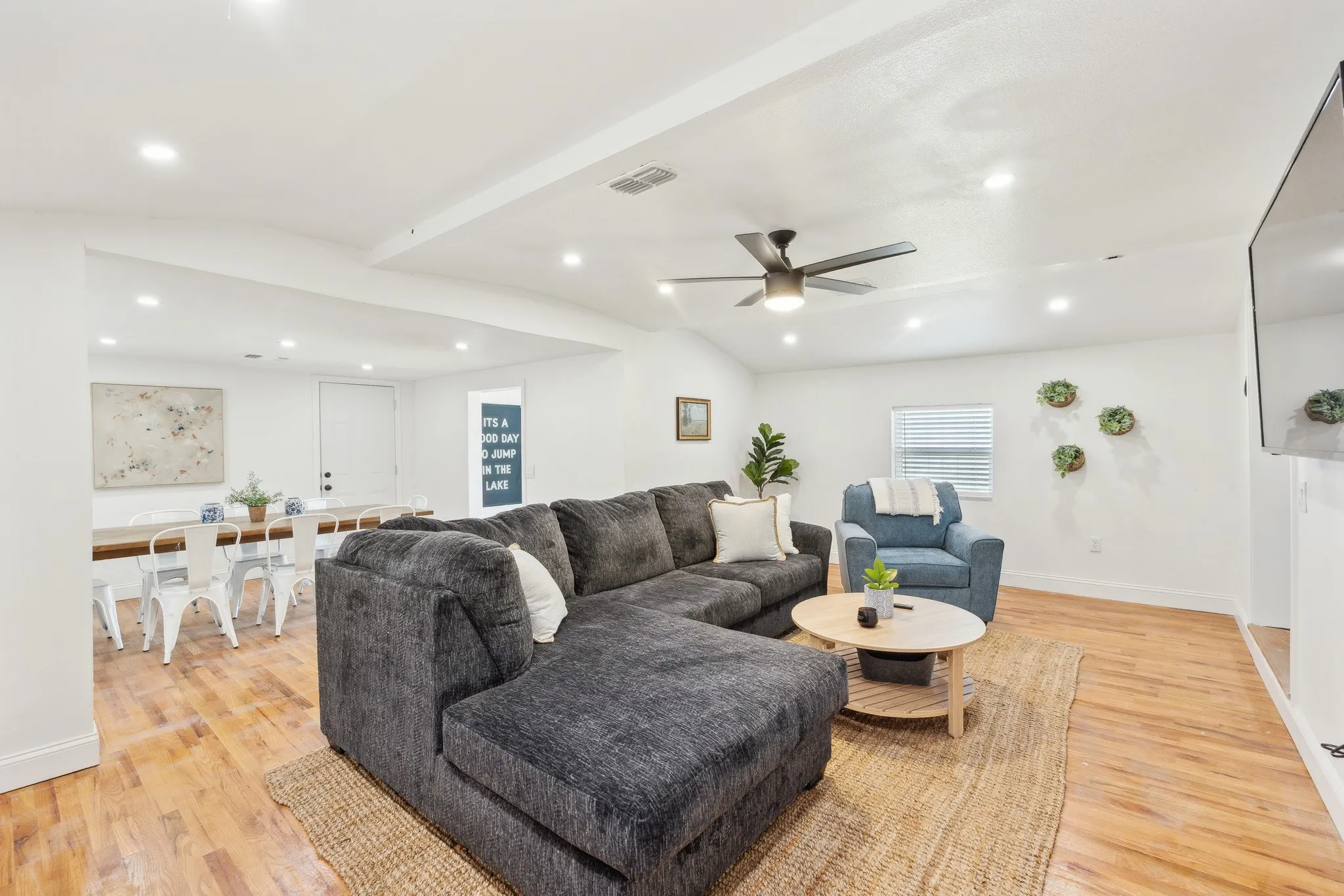 Single Family Residence For Sale in Grayson County , 229 Sherman Drive, Pottsboro, Texas 75076, 4 Bedroom, 2 Bathroom, 2 Garage spaces, 1,674 Sqft, built in 1960, mls#20894481, Real Estate Agent in Pottsboro, Homes For Sale in Grayson county, Homes For Sale in Pottsboro, Realtor in Pottsboro Texas, Real Estate Brokerage Independent Realty Texas, Luminita Cordes Realtor