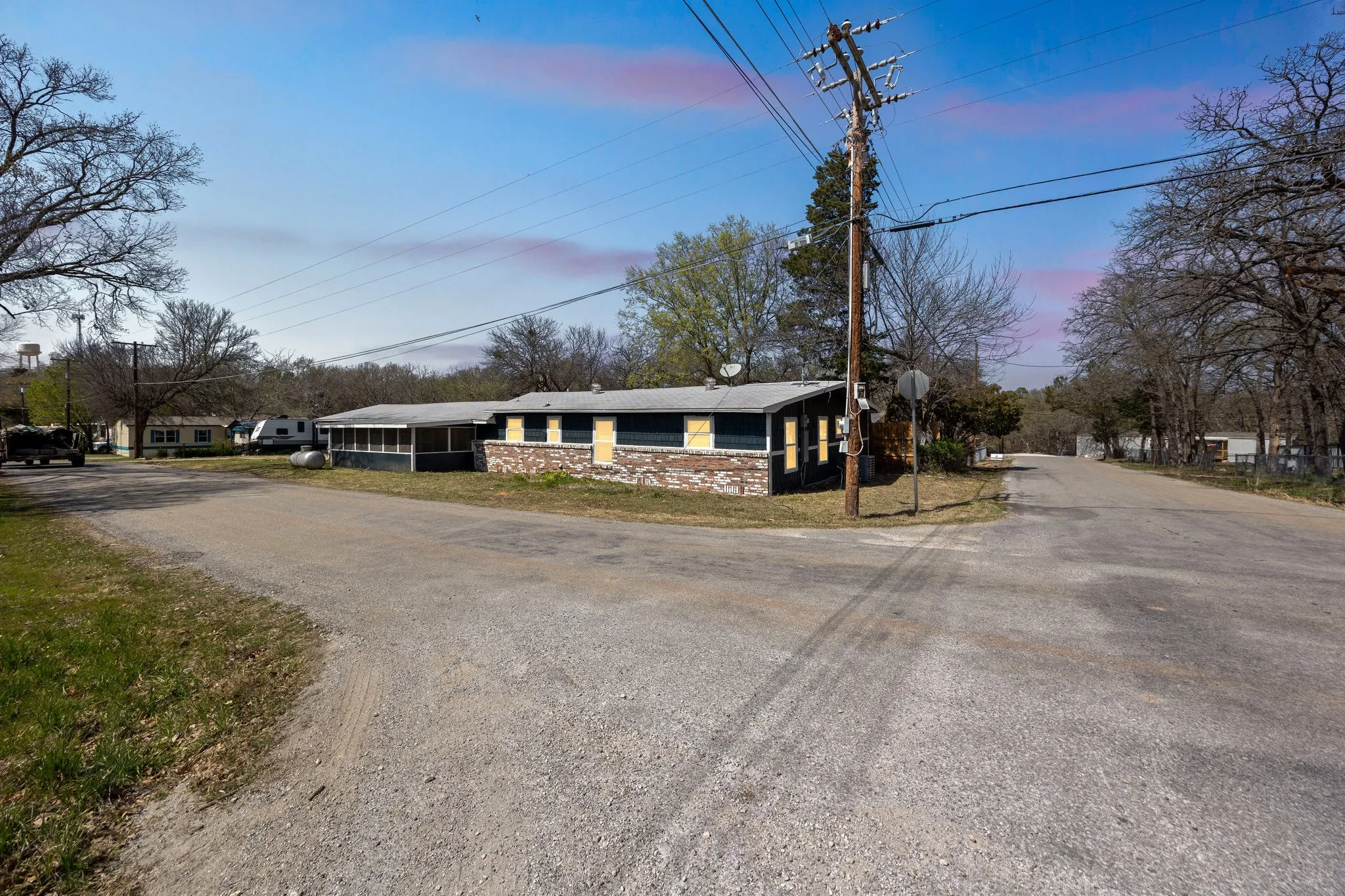 Single Family Residence For Sale in Grayson County , 229 Sherman Drive, Pottsboro, Texas 75076, 4 Bedroom, 2 Bathroom, 2 Garage spaces, 1,674 Sqft, built in 1960, mls#20894481, Real Estate Agent in Pottsboro, Homes For Sale in Grayson county, Homes For Sale in Pottsboro, Realtor in Pottsboro Texas, Real Estate Brokerage Independent Realty Texas, Luminita Cordes Realtor