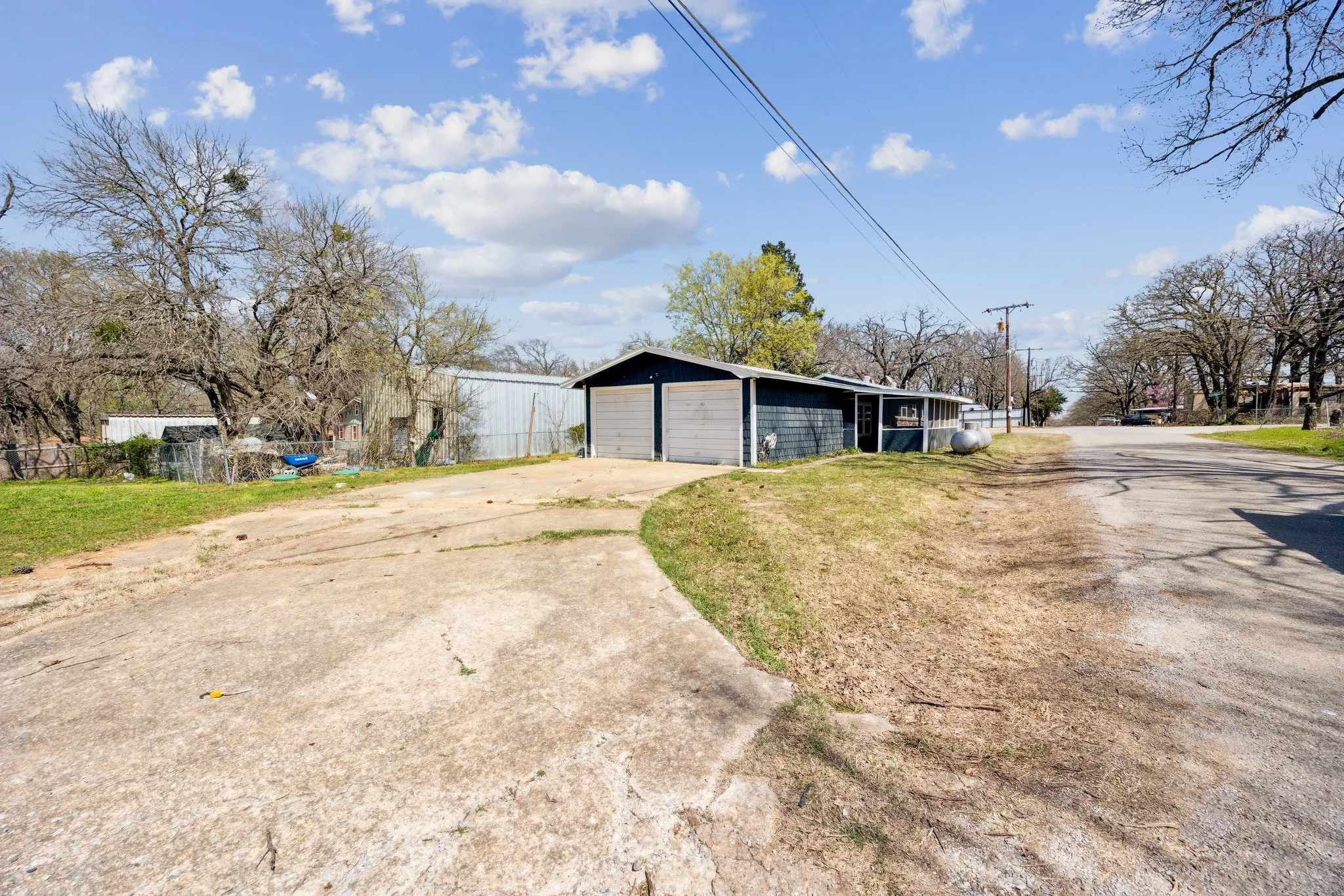Single Family Residence For Sale in Grayson County , 229 Sherman Drive, Pottsboro, Texas 75076, 4 Bedroom, 2 Bathroom, 2 Garage spaces, 1,674 Sqft, built in 1960, mls#20894481, Real Estate Agent in Pottsboro, Homes For Sale in Grayson county, Homes For Sale in Pottsboro, Realtor in Pottsboro Texas, Real Estate Brokerage Independent Realty Texas, Luminita Cordes Realtor