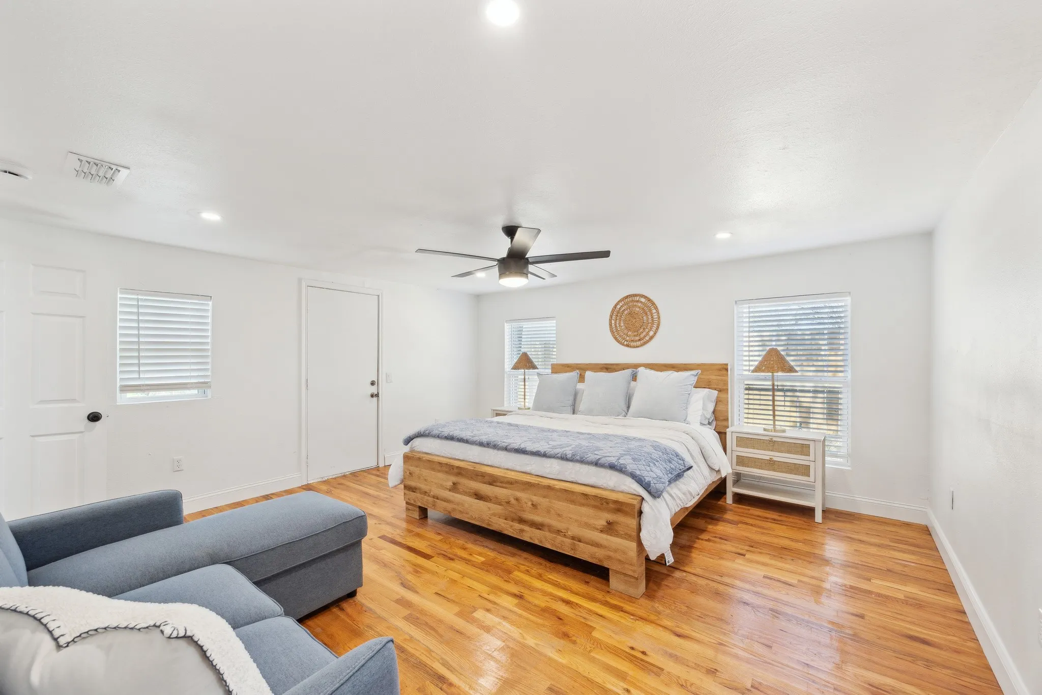 Single Family Residence For Sale in Grayson County , 229 Sherman Drive, Pottsboro, Texas 75076, 4 Bedroom, 2 Bathroom, 2 Garage spaces, 1,674 Sqft, built in 1960, mls#20894481, Real Estate Agent in Pottsboro, Homes For Sale in Grayson county, Homes For Sale in Pottsboro, Realtor in Pottsboro Texas, Real Estate Brokerage Independent Realty Texas, Luminita Cordes Realtor