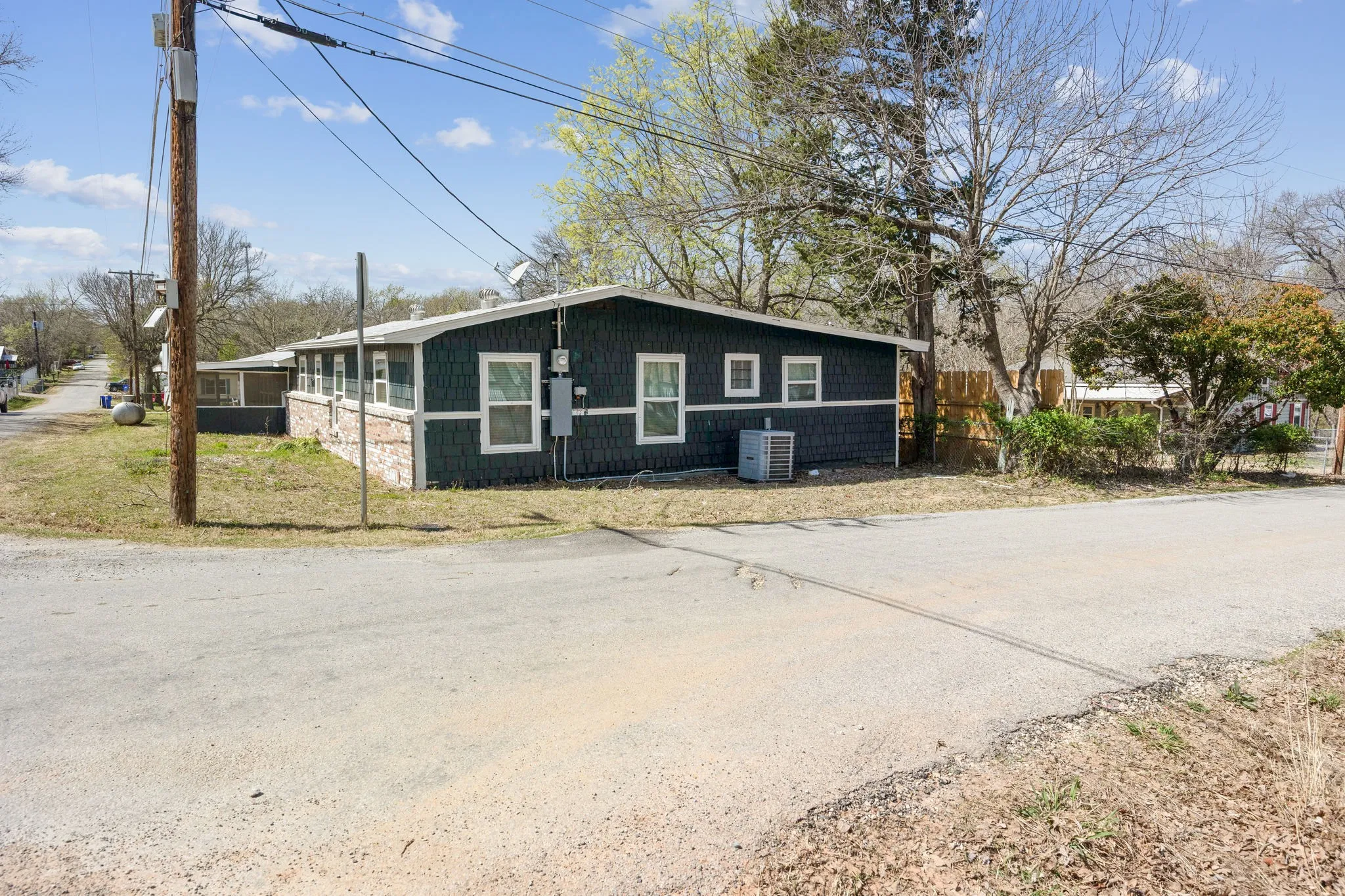 Single Family Residence For Sale in Grayson County , 229 Sherman Drive, Pottsboro, Texas 75076, 4 Bedroom, 2 Bathroom, 2 Garage spaces, 1,674 Sqft, built in 1960, mls#20894481, Real Estate Agent in Pottsboro, Homes For Sale in Grayson county, Homes For Sale in Pottsboro, Realtor in Pottsboro Texas, Real Estate Brokerage Independent Realty Texas, Luminita Cordes Realtor