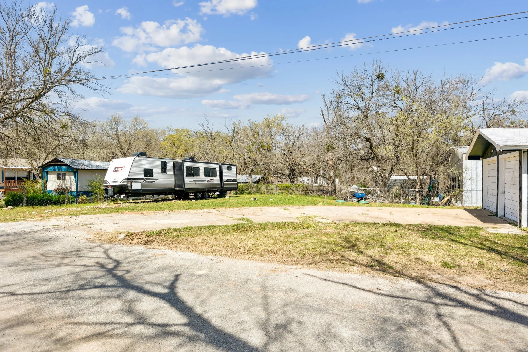 Single Family Residence For Sale in Grayson County , 229 Sherman Drive, Pottsboro, Texas 75076, 4 Bedroom, 2 Bathroom, 2 Garage spaces, 1,674 Sqft, built in 1960, mls#20894481, Real Estate Agent in Pottsboro, Homes For Sale in Grayson county, Homes For Sale in Pottsboro, Realtor in Pottsboro Texas, Real Estate Brokerage Independent Realty Texas, Luminita Cordes Realtor