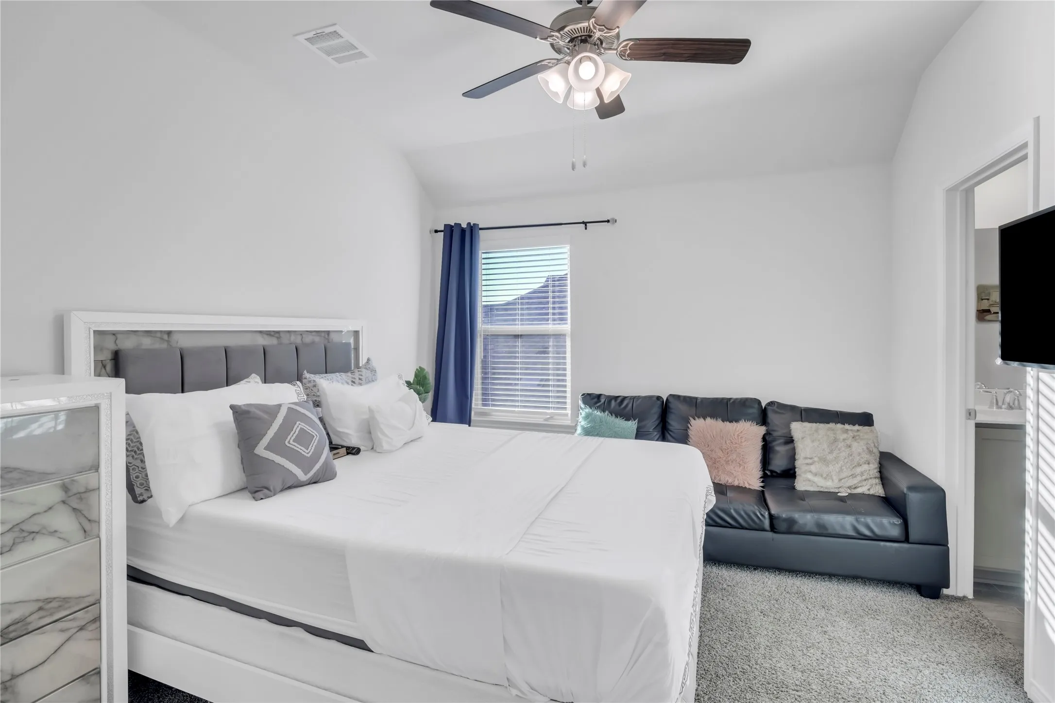 Single Family Residence For Sale in Denton County , 11221 Camelot Court, Aubrey, Texas 76227, 4 Bedroom, 4 Bathroom, 2 Garage spaces, 2,802 Sqft, built in 2022, Preowned, mls#20898898, Real Estate Agent in Aubrey, Homes For Sale in Denton county, Homes For Sale in Aubrey, Realtor in Aubrey Texas, Real Estate Brokerage Independent Realty Texas, Luminita Cordes Realtor
