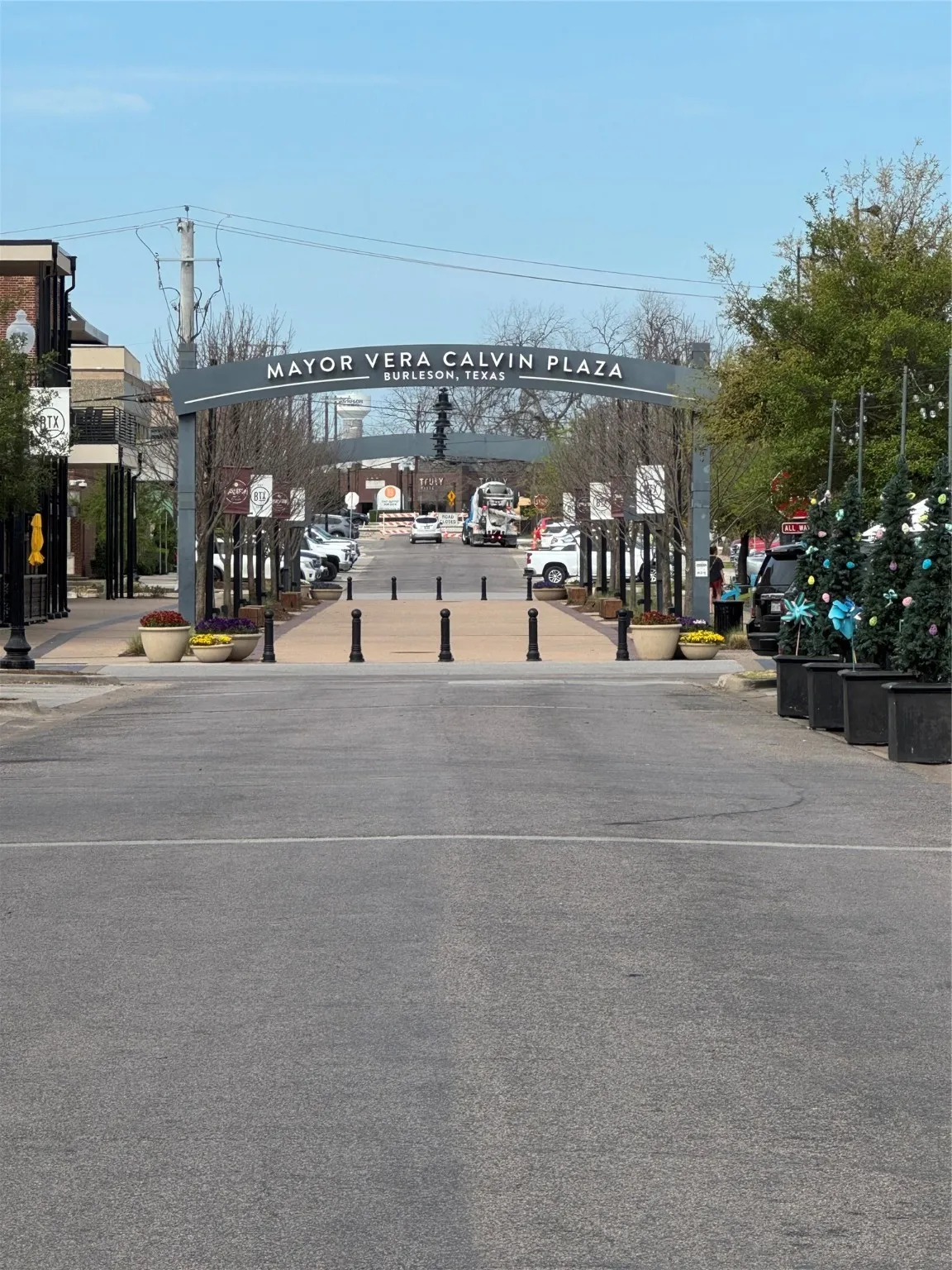 Located in the heart of Old Town with tons of shopping & restaurants