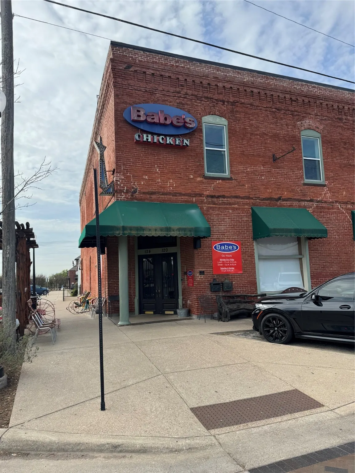 Located in the heart of Old Town with tons of shopping & restaurants