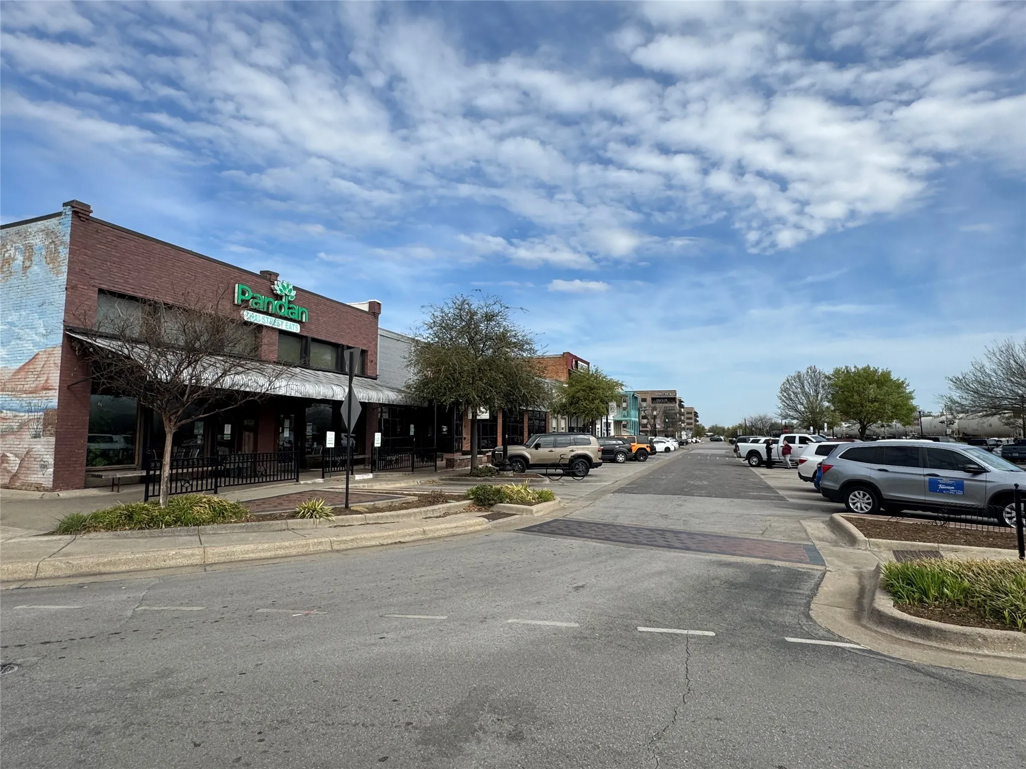 Located in the heart of Old Town with tons of shopping & restaurants