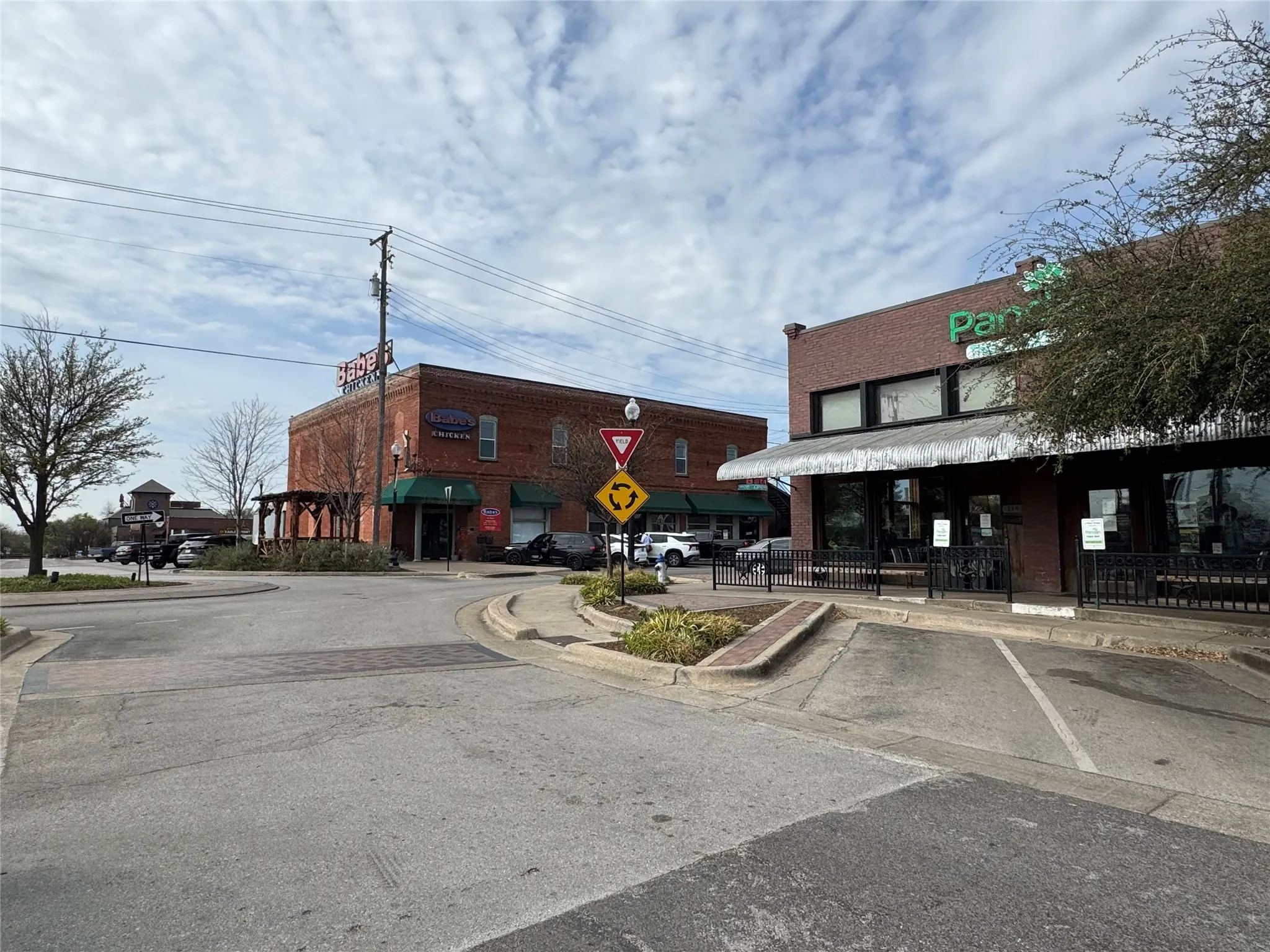 Located in the heart of Old Town with tons of shopping & restaurants