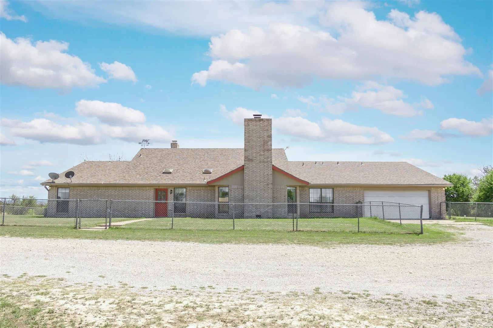 Single Family Residence For Sale in Brown County , 8301 County Road 351, Blanket, Texas 76432, 5 Bedroom, 4 Bathroom, 2 Garage spaces, 3,761 Sqft, built in 1987, Preowned, mls#20900852, Real Estate Agent in Blanket, Homes For Sale in Brown county, Homes For Sale in Blanket, Realtor in Blanket Texas, Real Estate Brokerage Independent Realty Texas, Luminita Cordes Realtor