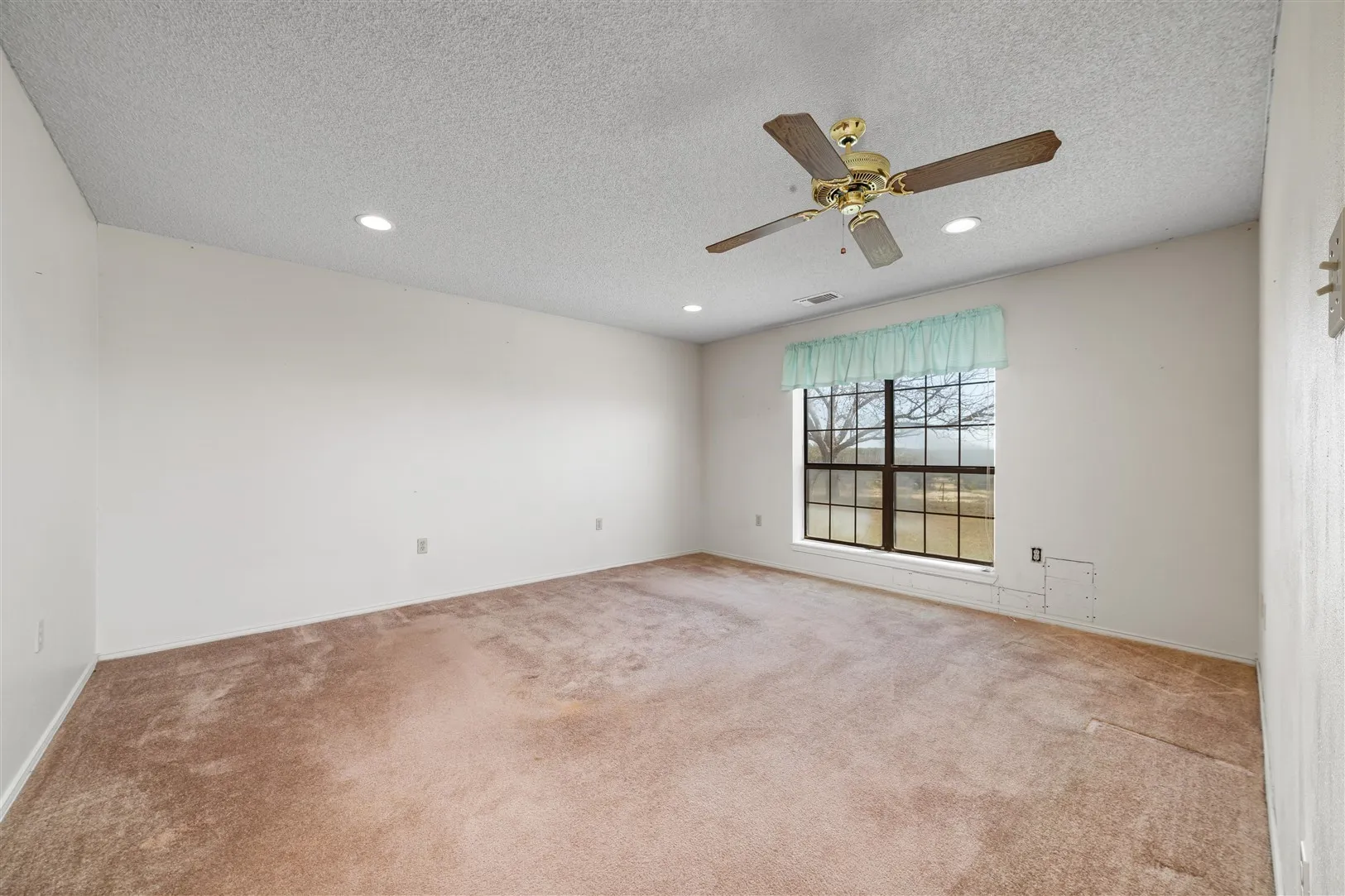 Single Family Residence For Sale in Brown County , 8301 County Road 351, Blanket, Texas 76432, 5 Bedroom, 4 Bathroom, 2 Garage spaces, 3,761 Sqft, built in 1987, Preowned, mls#20900852, Real Estate Agent in Blanket, Homes For Sale in Brown county, Homes For Sale in Blanket, Realtor in Blanket Texas, Real Estate Brokerage Independent Realty Texas, Luminita Cordes Realtor