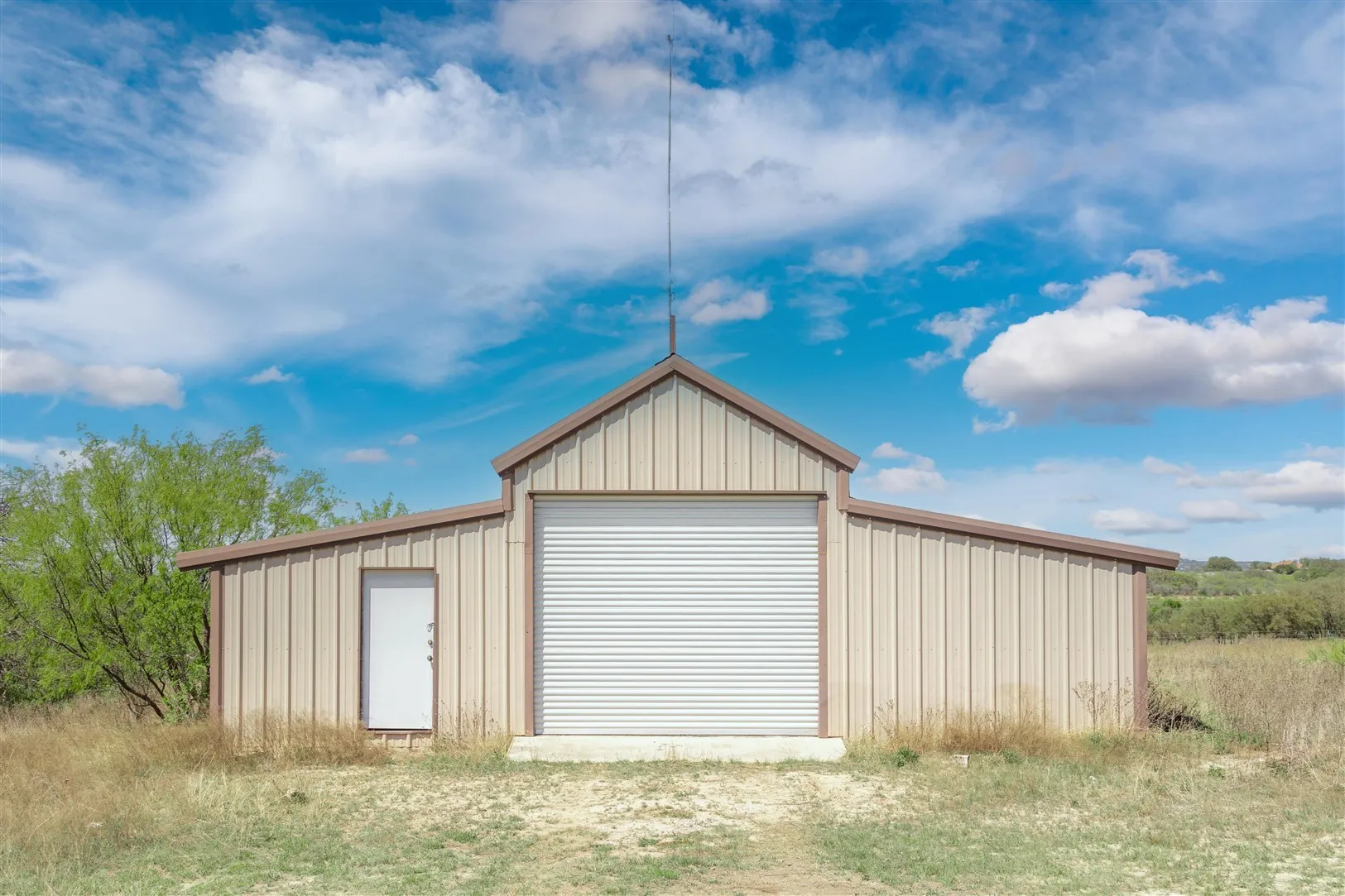 Single Family Residence For Sale in Brown County , 8301 County Road 351, Blanket, Texas 76432, 5 Bedroom, 4 Bathroom, 2 Garage spaces, 3,761 Sqft, built in 1987, Preowned, mls#20900852, Real Estate Agent in Blanket, Homes For Sale in Brown county, Homes For Sale in Blanket, Realtor in Blanket Texas, Real Estate Brokerage Independent Realty Texas, Luminita Cordes Realtor