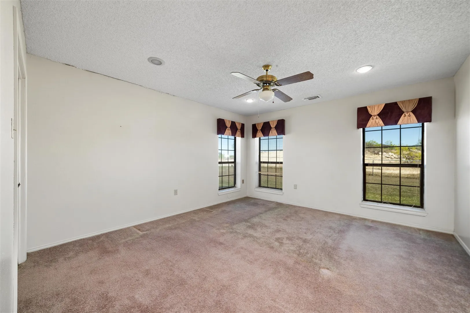 Single Family Residence For Sale in Brown County , 8301 County Road 351, Blanket, Texas 76432, 5 Bedroom, 4 Bathroom, 2 Garage spaces, 3,761 Sqft, built in 1987, Preowned, mls#20900852, Real Estate Agent in Blanket, Homes For Sale in Brown county, Homes For Sale in Blanket, Realtor in Blanket Texas, Real Estate Brokerage Independent Realty Texas, Luminita Cordes Realtor