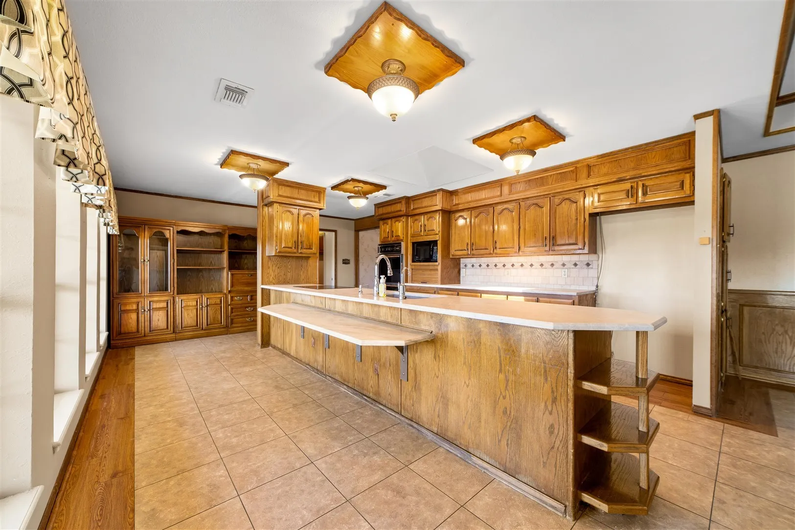 Single Family Residence For Sale in Brown County , 8301 County Road 351, Blanket, Texas 76432, 5 Bedroom, 4 Bathroom, 2 Garage spaces, 3,761 Sqft, built in 1987, Preowned, mls#20900852, Real Estate Agent in Blanket, Homes For Sale in Brown county, Homes For Sale in Blanket, Realtor in Blanket Texas, Real Estate Brokerage Independent Realty Texas, Luminita Cordes Realtor