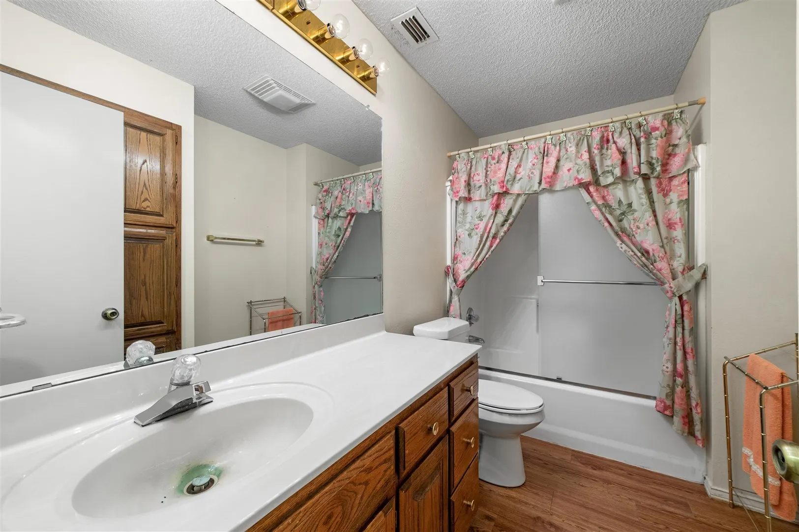 Single Family Residence For Sale in Brown County , 8301 County Road 351, Blanket, Texas 76432, 5 Bedroom, 4 Bathroom, 2 Garage spaces, 3,761 Sqft, built in 1987, Preowned, mls#20900852, Real Estate Agent in Blanket, Homes For Sale in Brown county, Homes For Sale in Blanket, Realtor in Blanket Texas, Real Estate Brokerage Independent Realty Texas, Luminita Cordes Realtor