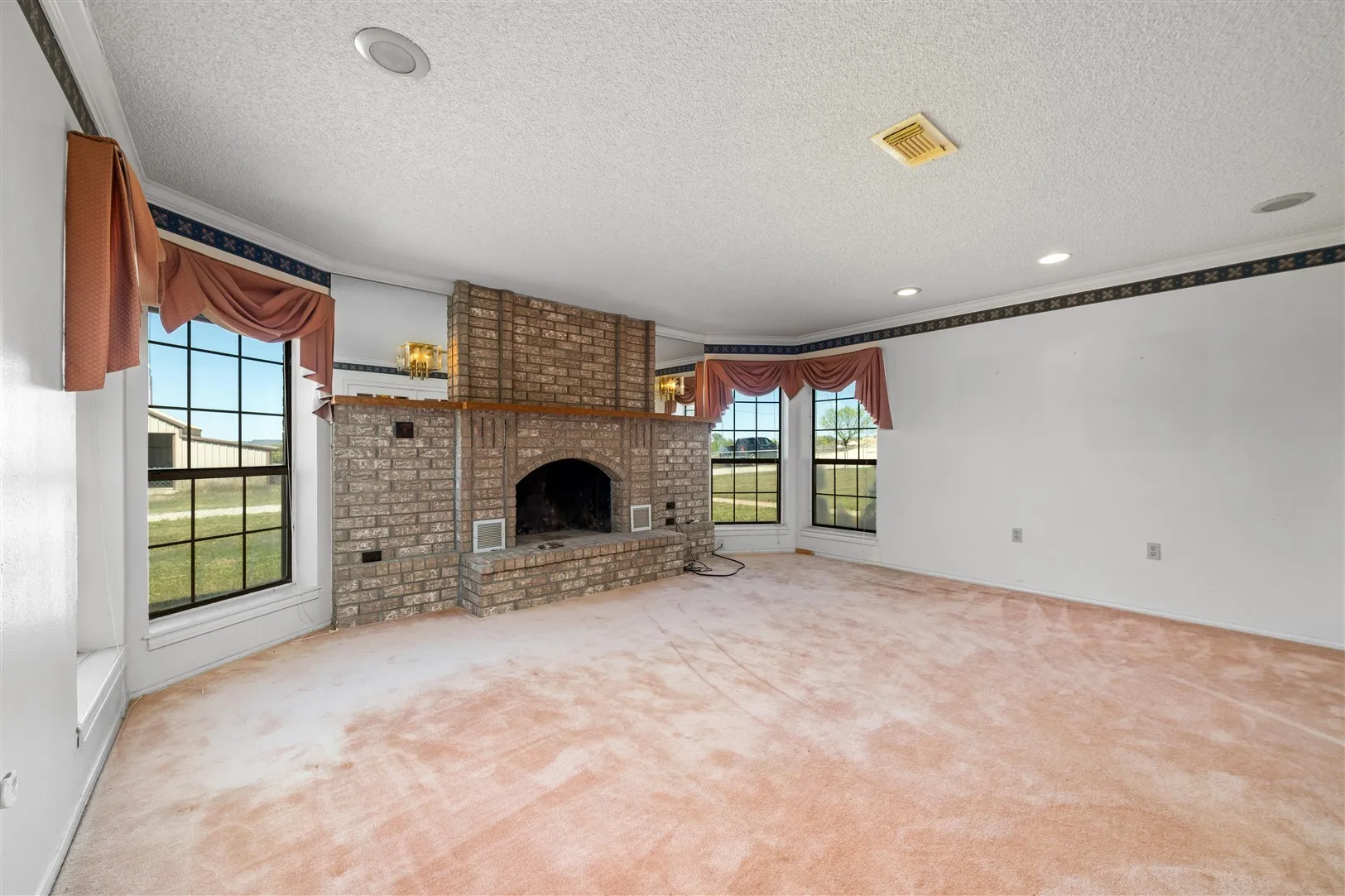 Single Family Residence For Sale in Brown County , 8301 County Road 351, Blanket, Texas 76432, 5 Bedroom, 4 Bathroom, 2 Garage spaces, 3,761 Sqft, built in 1987, Preowned, mls#20900852, Real Estate Agent in Blanket, Homes For Sale in Brown county, Homes For Sale in Blanket, Realtor in Blanket Texas, Real Estate Brokerage Independent Realty Texas, Luminita Cordes Realtor
