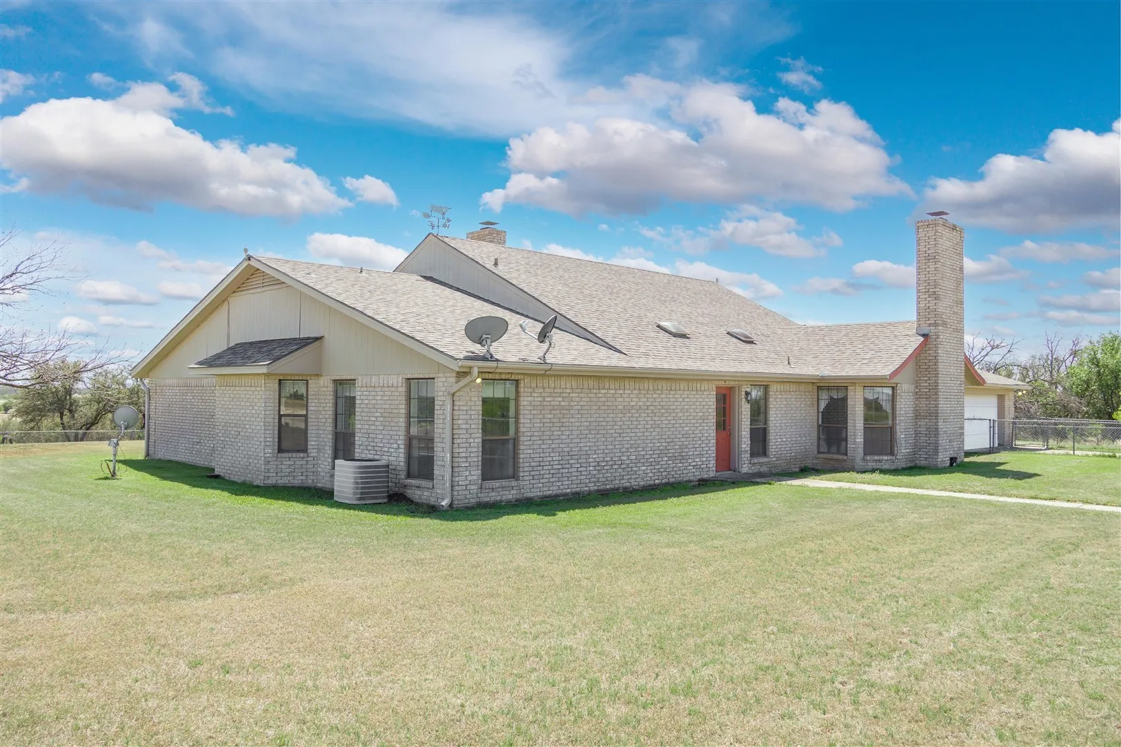 Single Family Residence For Sale in Brown County , 8301 County Road 351, Blanket, Texas 76432, 5 Bedroom, 4 Bathroom, 2 Garage spaces, 3,761 Sqft, built in 1987, Preowned, mls#20900852, Real Estate Agent in Blanket, Homes For Sale in Brown county, Homes For Sale in Blanket, Realtor in Blanket Texas, Real Estate Brokerage Independent Realty Texas, Luminita Cordes Realtor