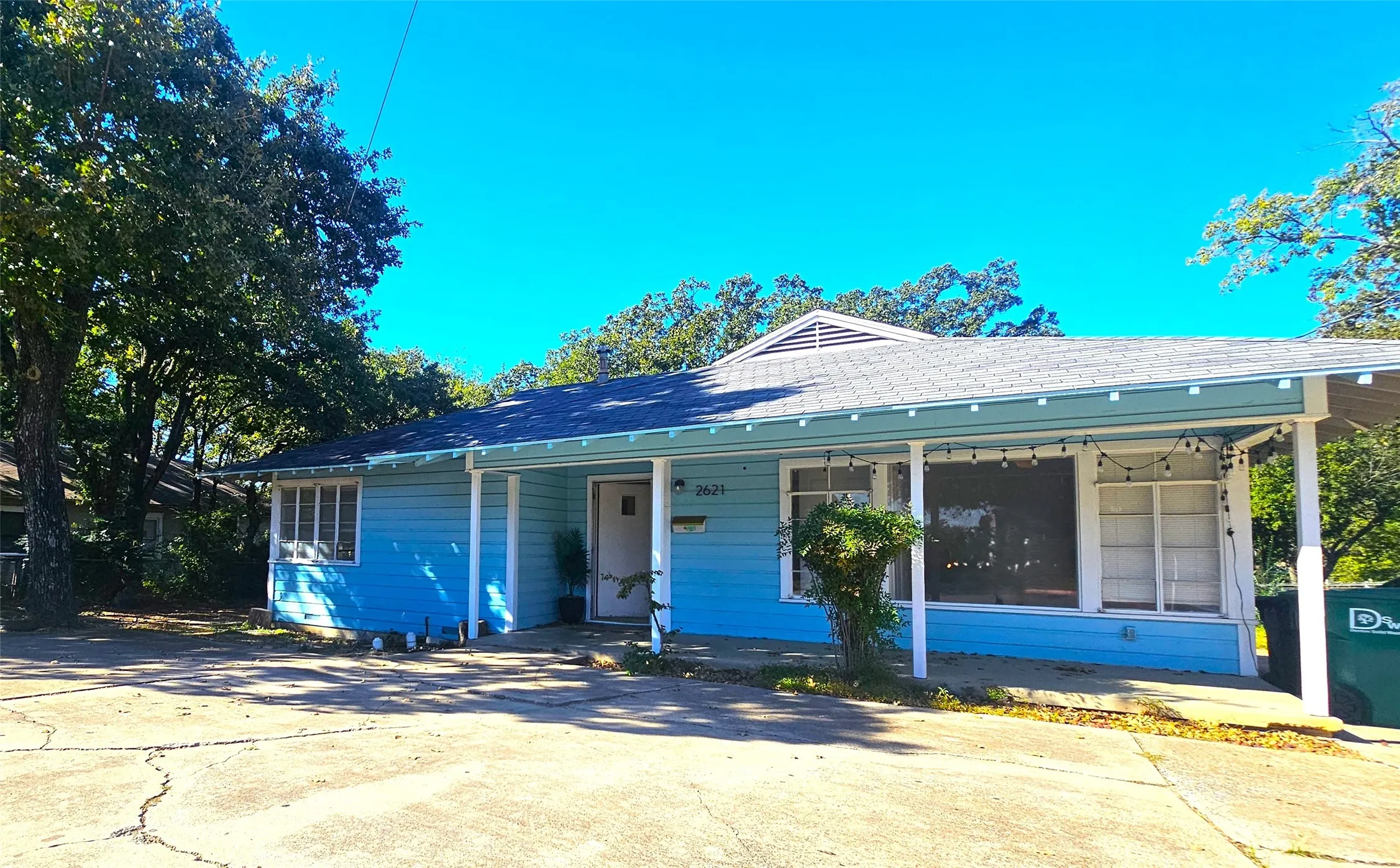 Single Family Residence For Sale in Denton County , 2621 N Locust Street, Denton, Texas 76209, 3 Bedrooms, 1 Bathroom, Garage spaces, 1,034 Sqft, built in 1967, Preowned, Price $189,000, mls#20901303, Real Estate Agent in Denton, Homes For Sale in Denton county, Homes For Sale in Denton, Realtor in Denton Texas, Real Estate Brokerage Independent Realty Texas, Luminita Cordes Realtor