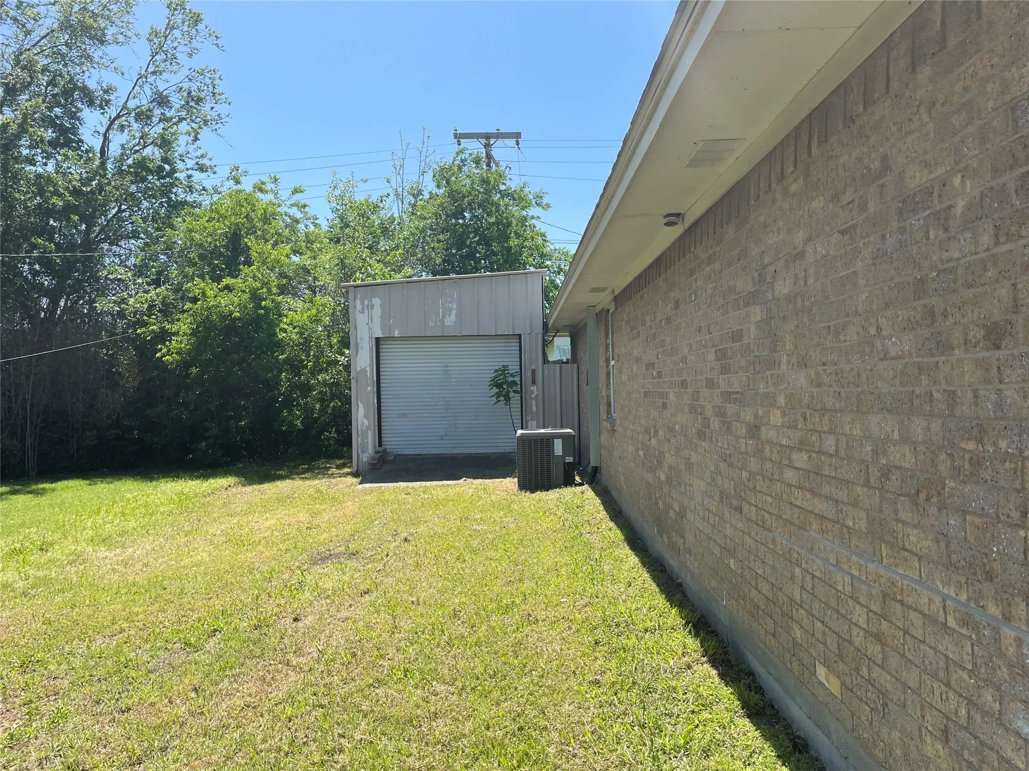 Single Family Residence For Sale in Limestone County , 717 Bluebonnet Street, Mexia, Texas 76667, 3 Bedroom, 2 Bathroom, Garage spaces, 1,892 Sqft, built in 1988, Preowned, mls#20903666, Real Estate Agent in Mexia, Homes For Sale in Limestone county, Homes For Sale in Mexia, Realtor in Mexia Texas, Real Estate Brokerage Independent Realty Texas, Luminita Cordes Realtor