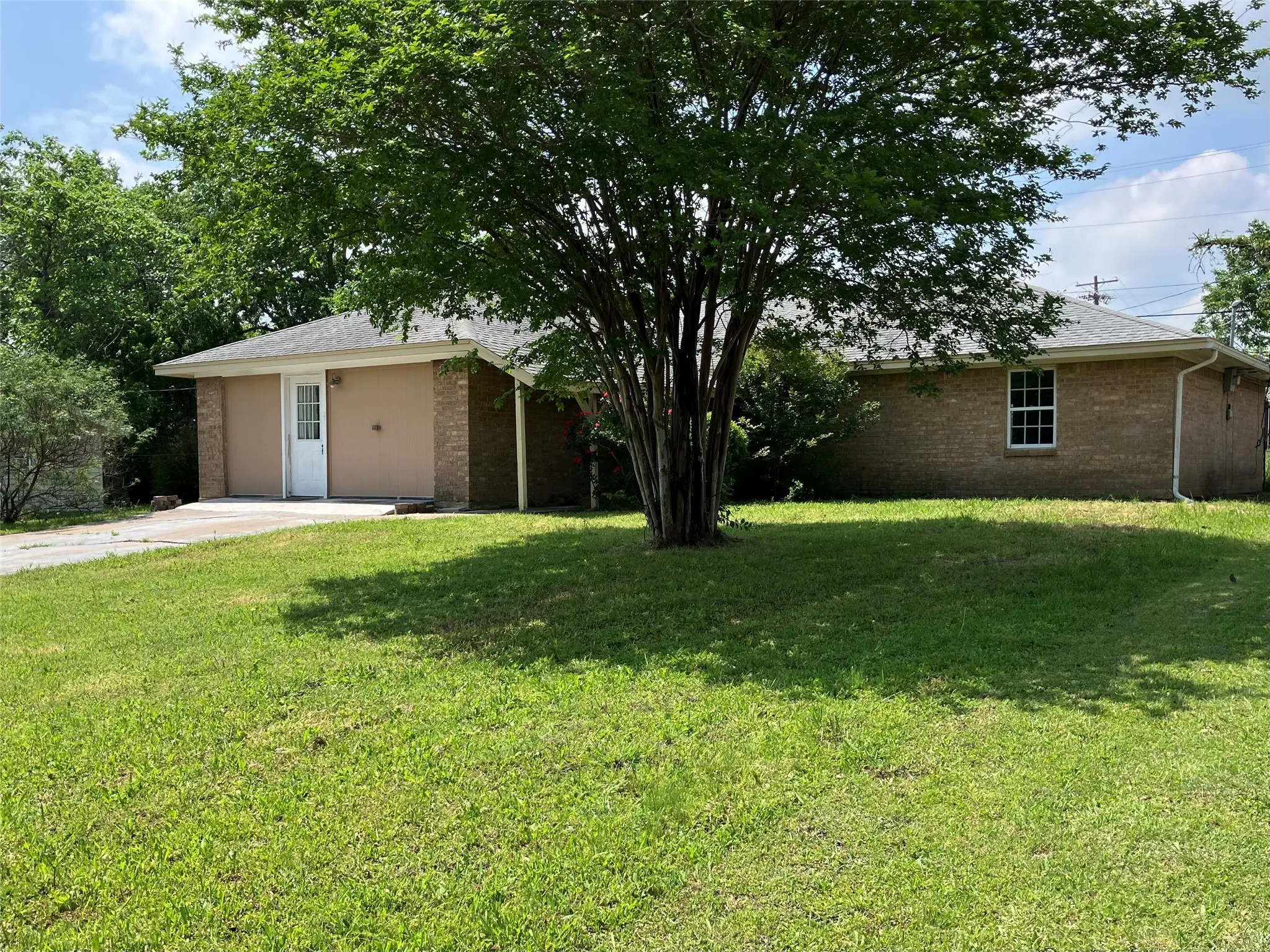 Single Family Residence For Sale in Limestone County , 717 Bluebonnet Street, Mexia, Texas 76667, 3 Bedroom, 2 Bathroom, Garage spaces, 1,892 Sqft, built in 1988, Preowned, mls#20903666, Real Estate Agent in Mexia, Homes For Sale in Limestone county, Homes For Sale in Mexia, Realtor in Mexia Texas, Real Estate Brokerage Independent Realty Texas, Luminita Cordes Realtor