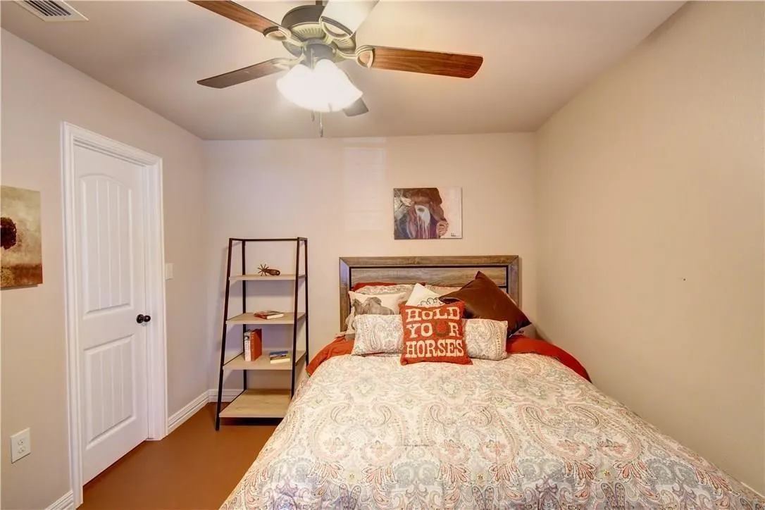 Large bedroom, nice closet, lots of light, ceiling fan