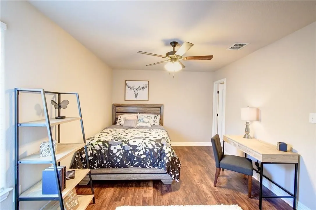 Large bedroom, ceiiling fan, vinyl plank flooring