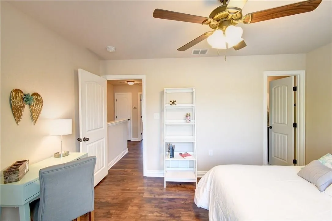 Ensuite bathroom, nice closet space