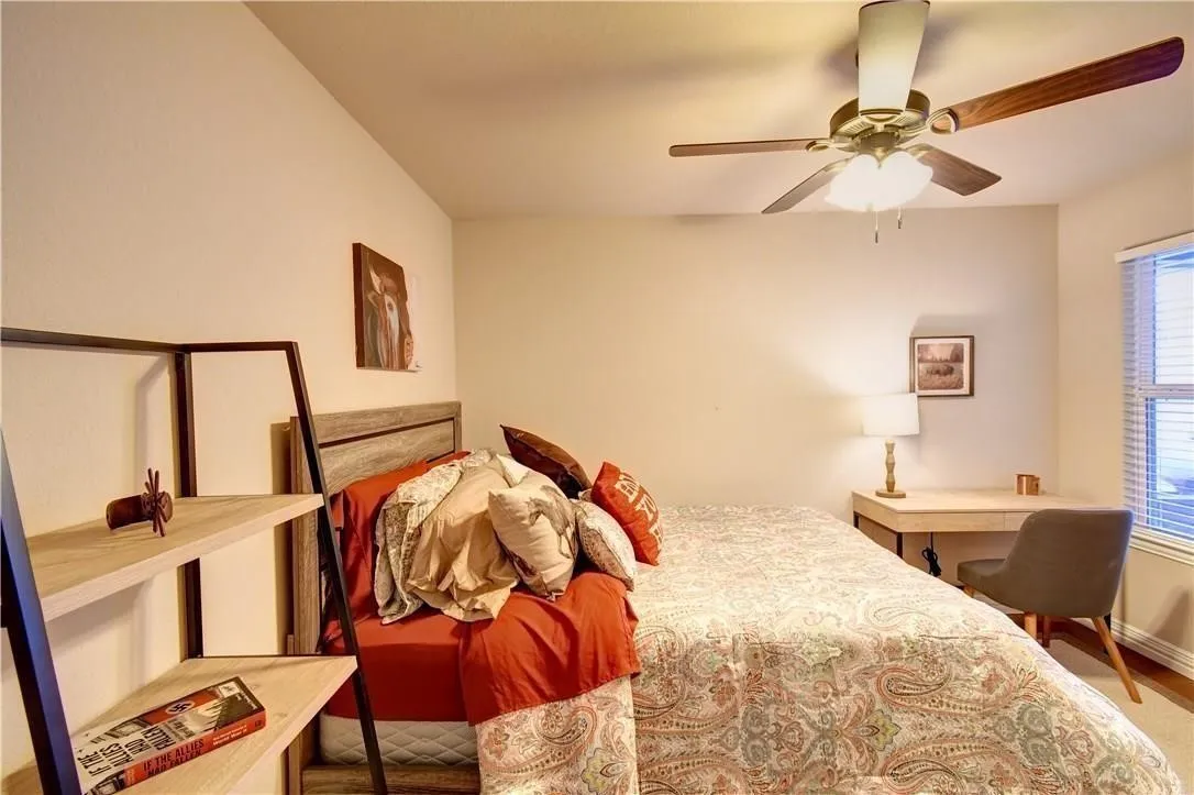 Becroom, lots of spasce for bedr, desk, chair and book shelves