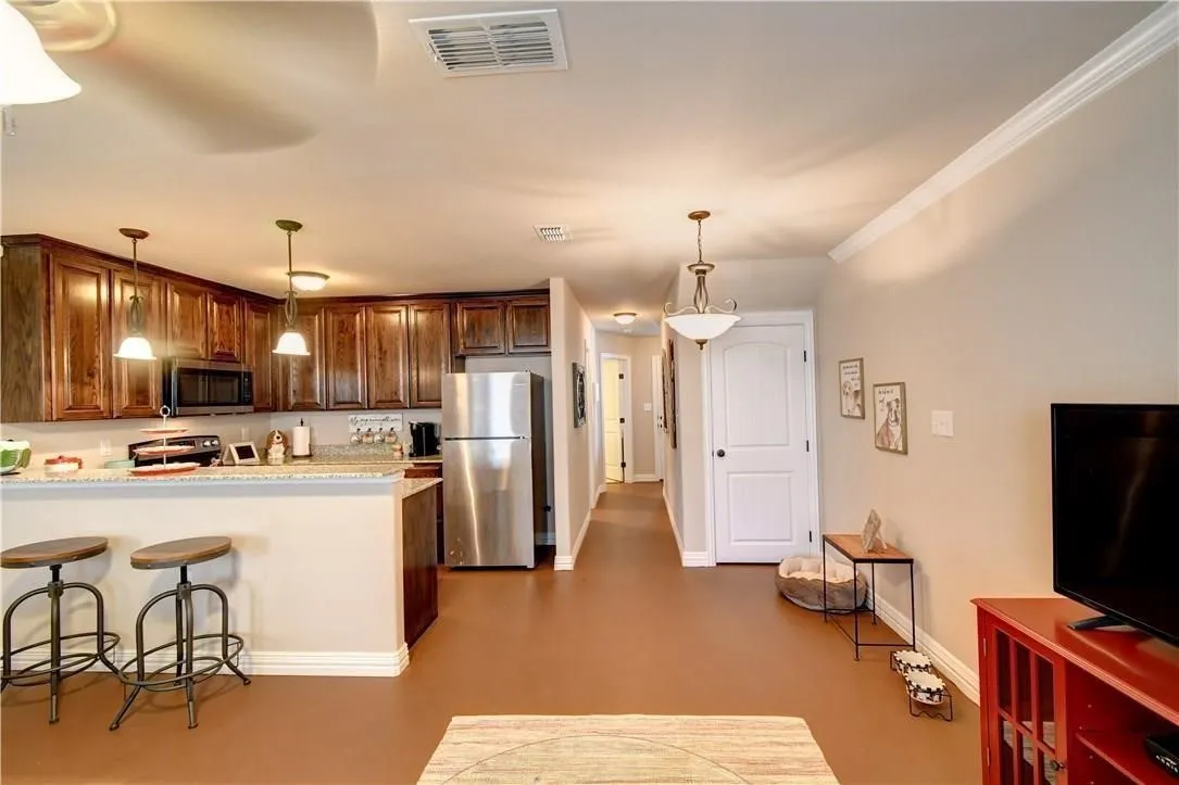 Kitchen spacious, great cabinet space, concrete floors