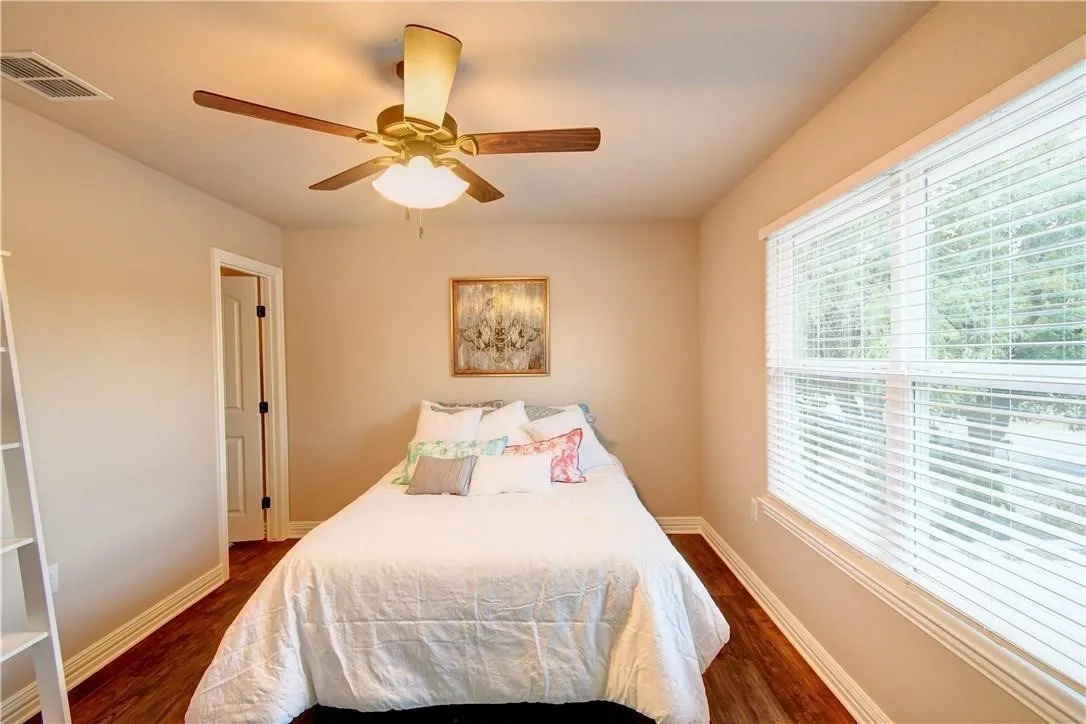 Great windows, light and bright, ceiling fan