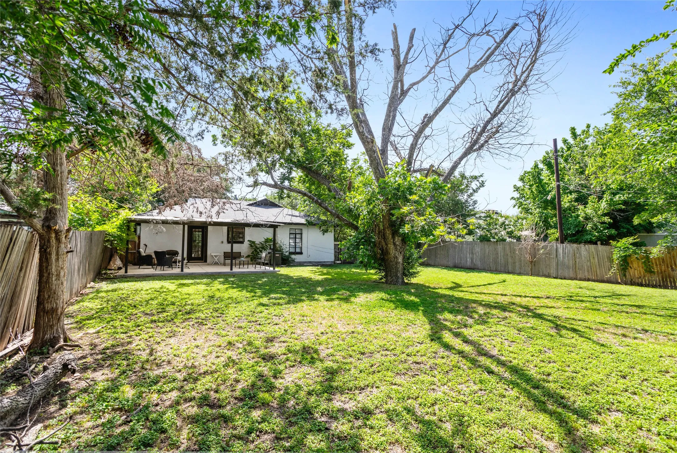 Single Family Residence For Sale in Tarrant County , 4040 Carolyn Road, Fort Worth, Texas 76109, 3 Bedroom, 2 Bathroom, Garage spaces, 1,314 Sqft, built in 1949, mls#20901343, Real Estate Agent in Fort Worth, Homes For Sale in Tarrant county, Homes For Sale in Fort Worth, Realtor in Fort Worth Texas, Real Estate Brokerage Independent Realty Texas, Luminita Cordes Realtor