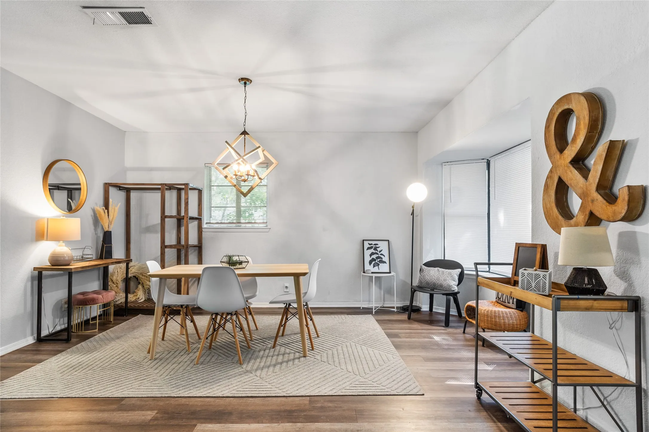 Single Family Residence For Sale in Tarrant County , 4040 Carolyn Road, Fort Worth, Texas 76109, 3 Bedroom, 2 Bathroom, Garage spaces, 1,314 Sqft, built in 1949, mls#20901343, Real Estate Agent in Fort Worth, Homes For Sale in Tarrant county, Homes For Sale in Fort Worth, Realtor in Fort Worth Texas, Real Estate Brokerage Independent Realty Texas, Luminita Cordes Realtor