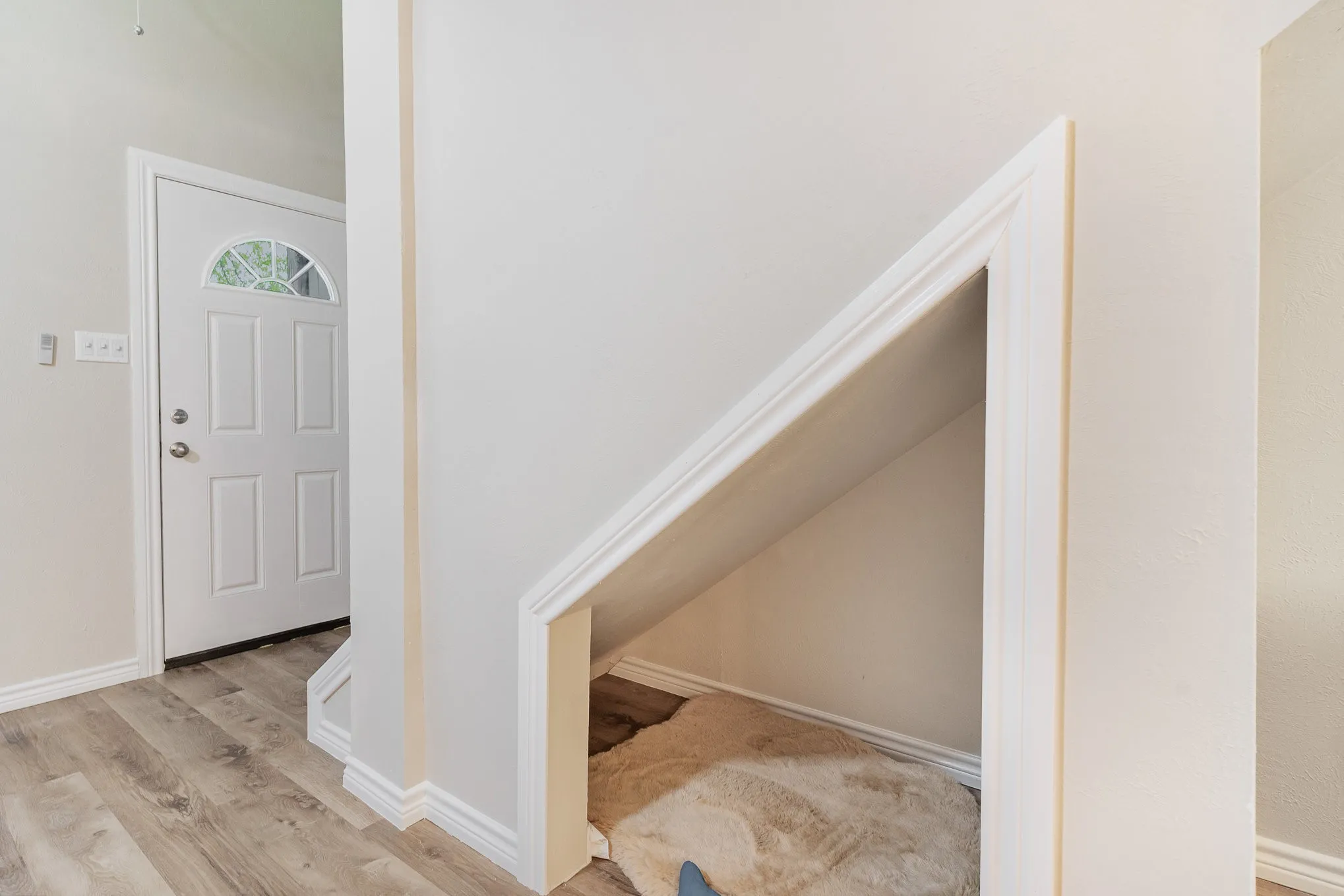 Condominium For Sale in Dallas County , 4640 Country Creek Drive #1254, Dallas, Texas 75236, 1 Bedroom, 1 Bathroom, Garage spaces, 739 Sqft, built in 1974, mls#20907896, Real Estate Agent in Dallas, Homes For Sale in Dallas county, Homes For Sale in Dallas, Realtor in Dallas Texas, Real Estate Brokerage Independent Realty Texas, Luminita Cordes Realtor