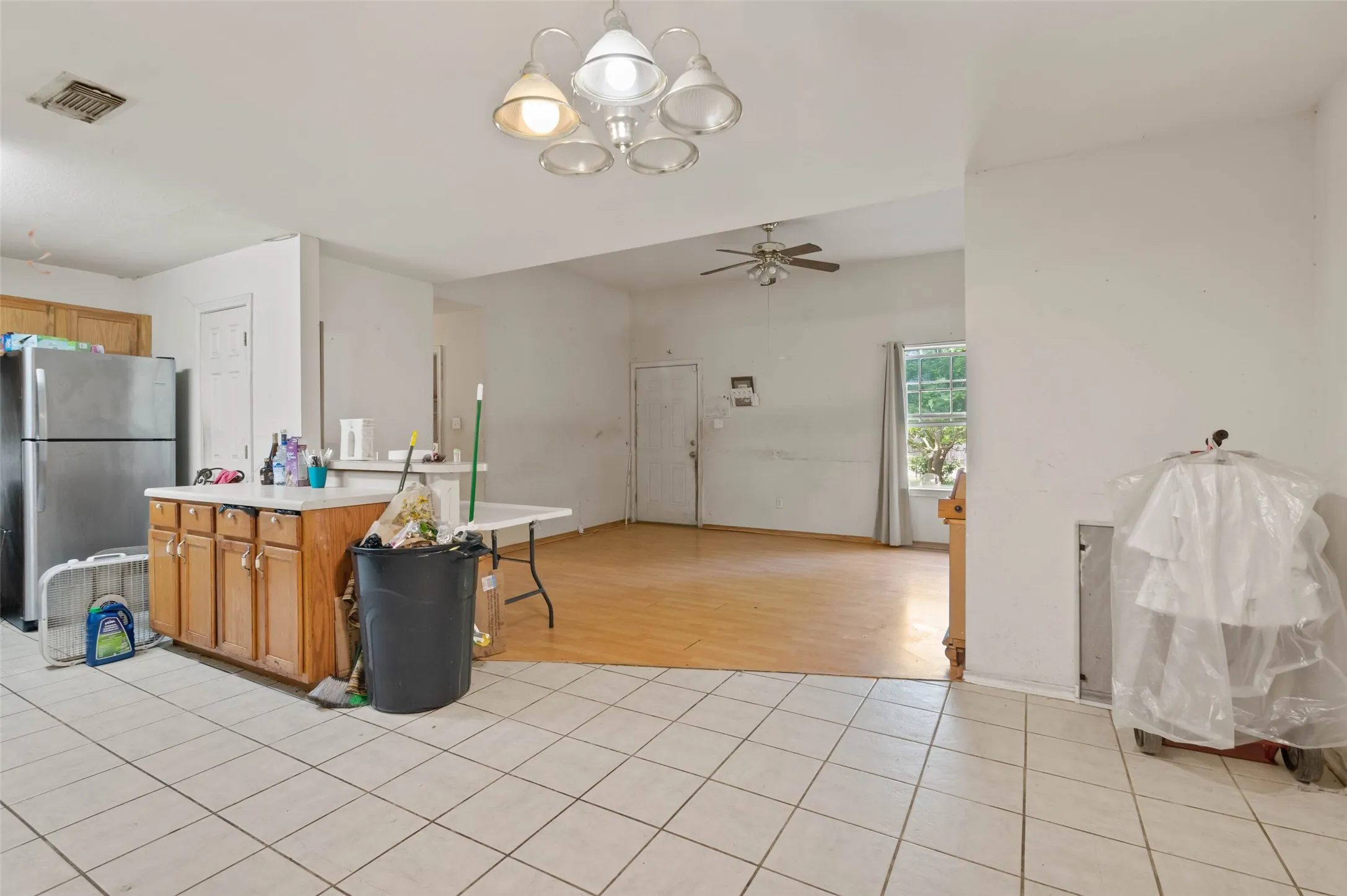 Single Family Residence For Sale in Dallas County , 5344 Larimore Lane, Dallas, Texas 75236, 3 Bedroom, 2 Bathroom, Garage spaces, 1,160 Sqft, built in 2004, Preowned, mls#20909981, Real Estate Agent in Dallas, Homes For Sale in Dallas county, Homes For Sale in Dallas, Realtor in Dallas Texas, Real Estate Brokerage Independent Realty Texas, Luminita Cordes Realtor