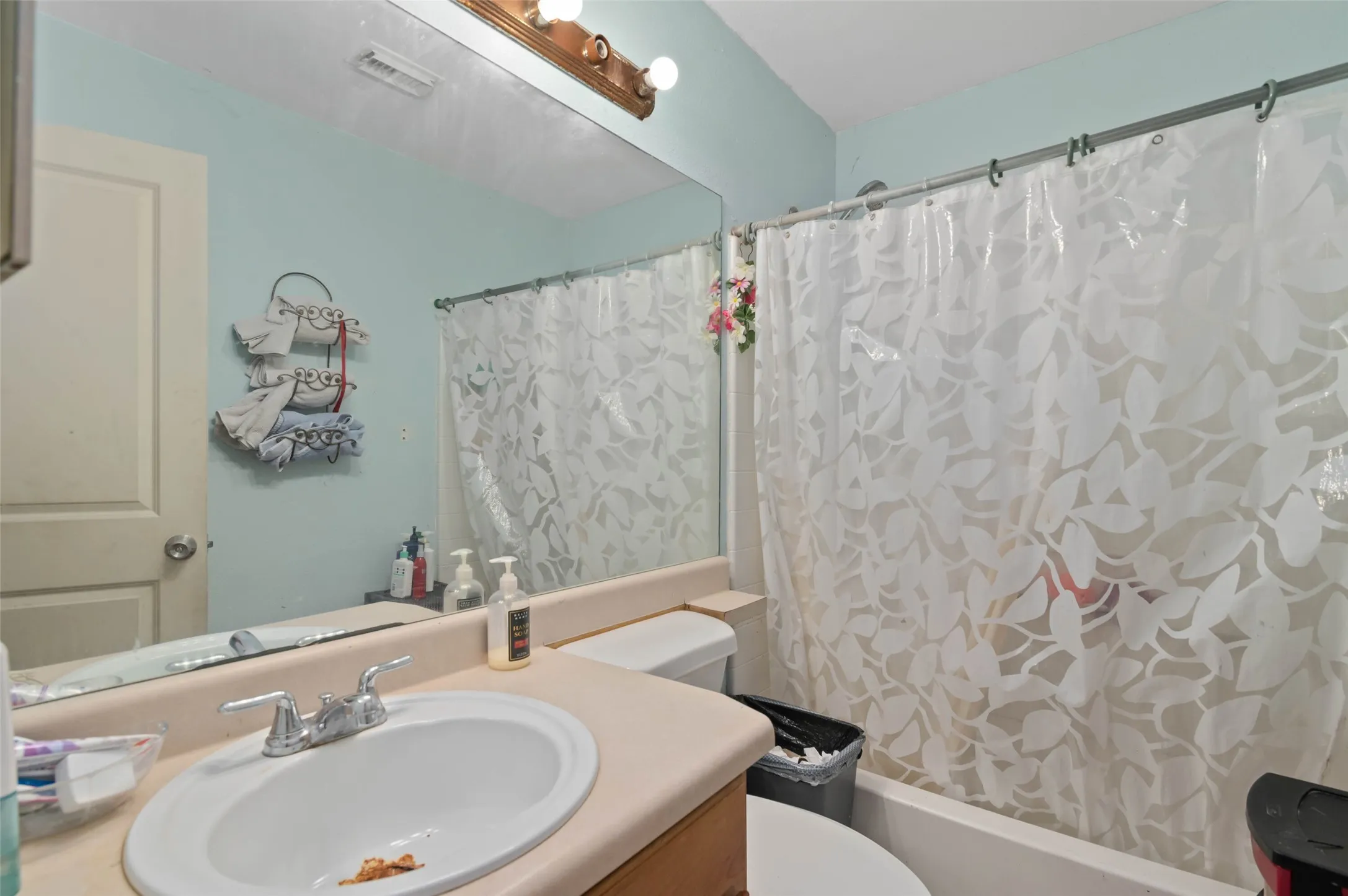 Single Family Residence For Sale in Dallas County , 5344 Larimore Lane, Dallas, Texas 75236, 3 Bedroom, 2 Bathroom, Garage spaces, 1,160 Sqft, built in 2004, Preowned, mls#20909981, Real Estate Agent in Dallas, Homes For Sale in Dallas county, Homes For Sale in Dallas, Realtor in Dallas Texas, Real Estate Brokerage Independent Realty Texas, Luminita Cordes Realtor