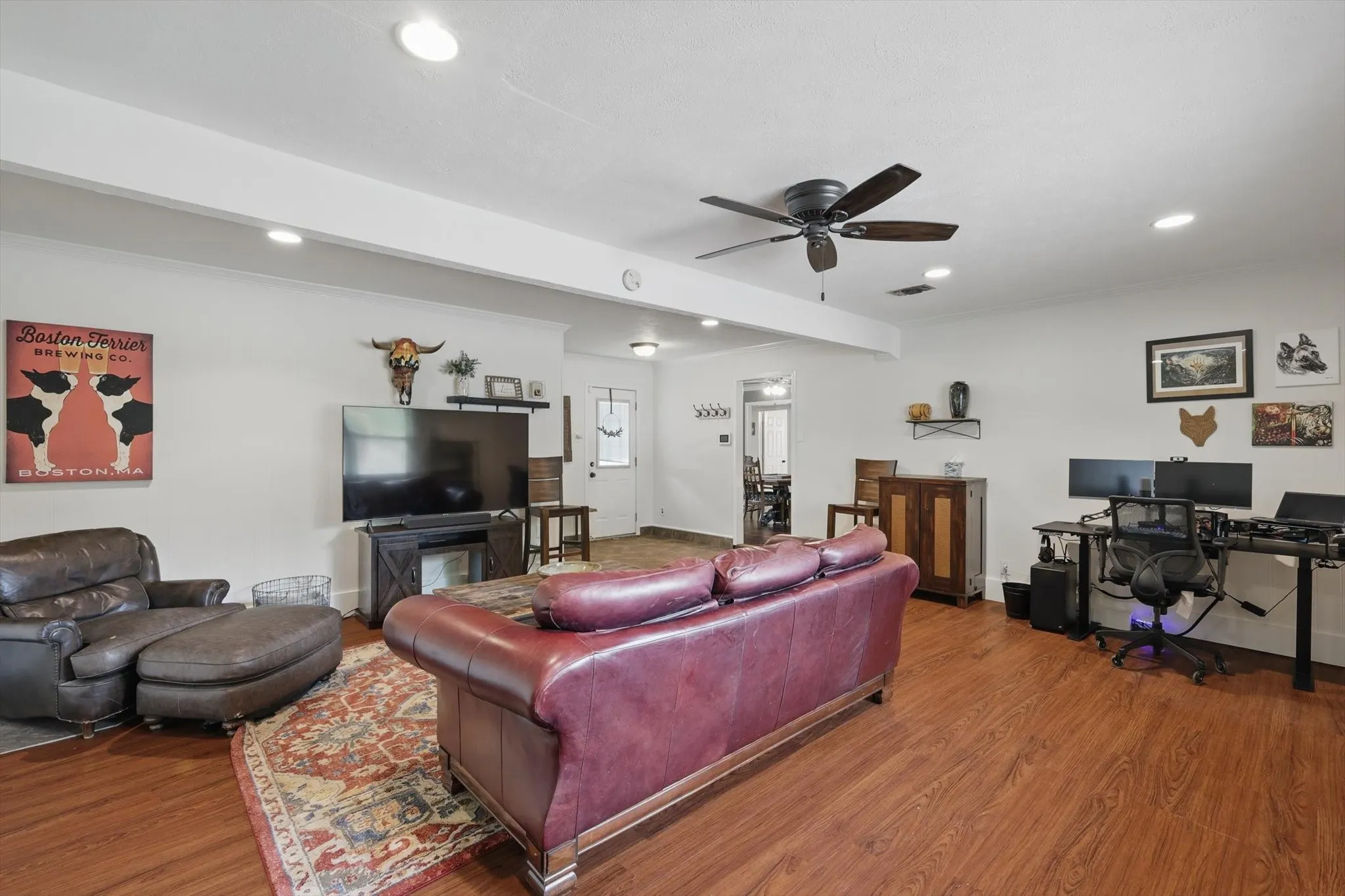 Living area with visible vents, wood finished floors, baseboards, ceiling fan, and recessed lighting
