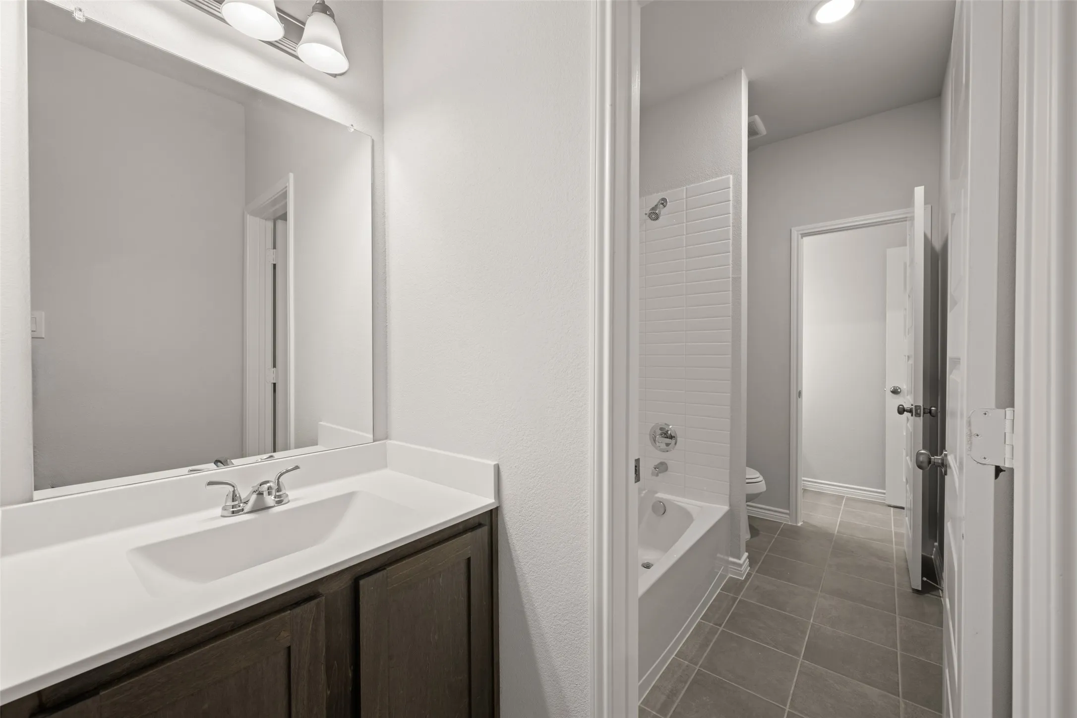 3121-3123 Long Rope- Bathroom-2