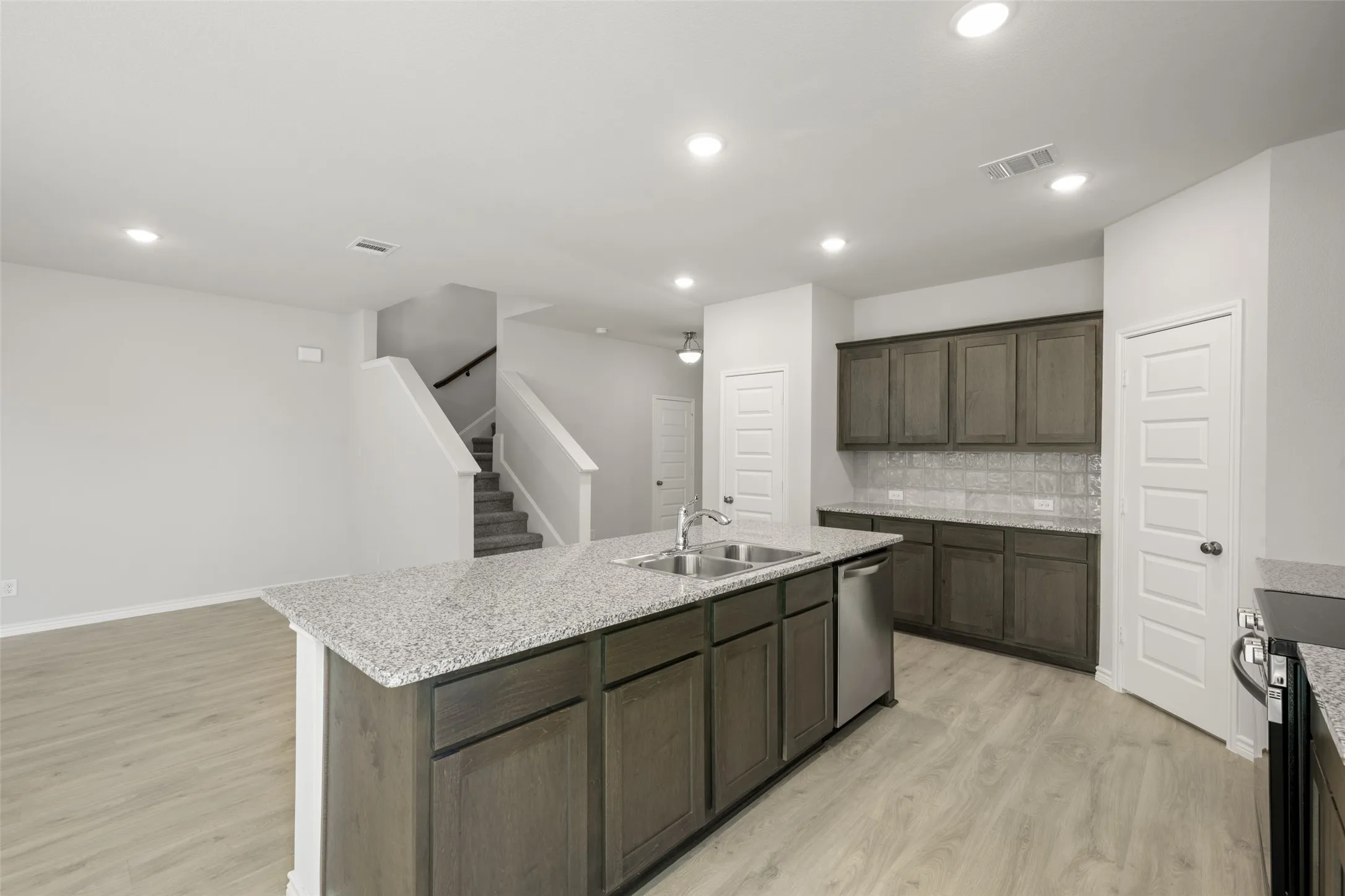 3121-3123 Long Rope- Kitchen-3