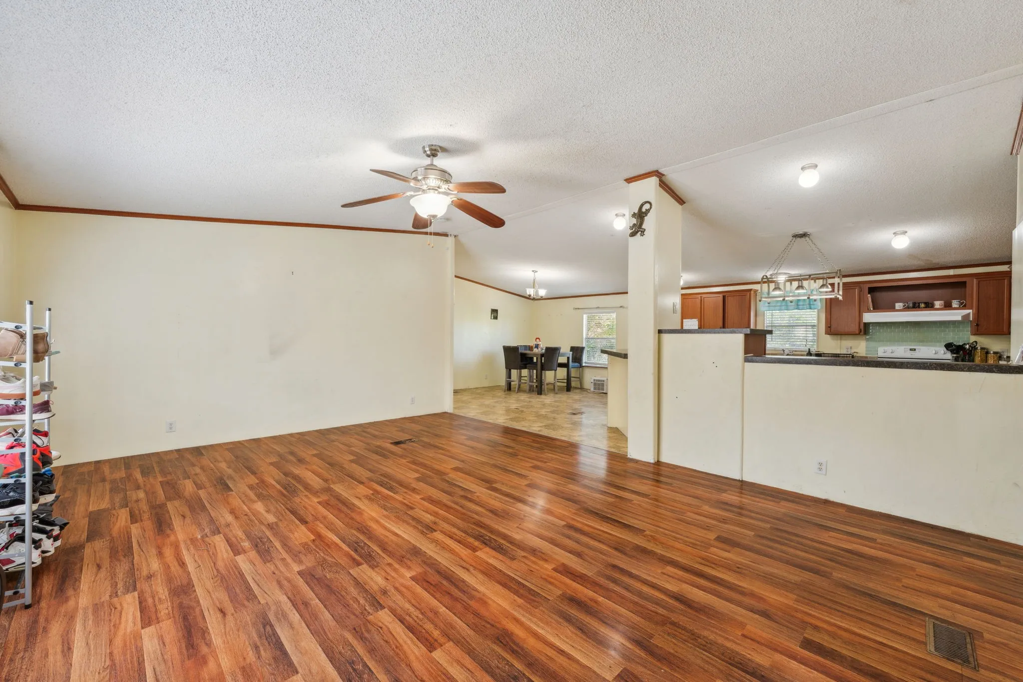 Mobile Home For Sale in Hood County , 4810 Orange Blossom Street, Granbury, Texas 76048, 4 Bedroom, 3 Bathroom, Garage spaces, 1,920 Sqft, built in 2007, mls#20912354, Real Estate Agent in Granbury, Homes For Sale in Hood county, Homes For Sale in Granbury, Realtor in Granbury Texas, Real Estate Brokerage Independent Realty Texas, Luminita Cordes Realtor