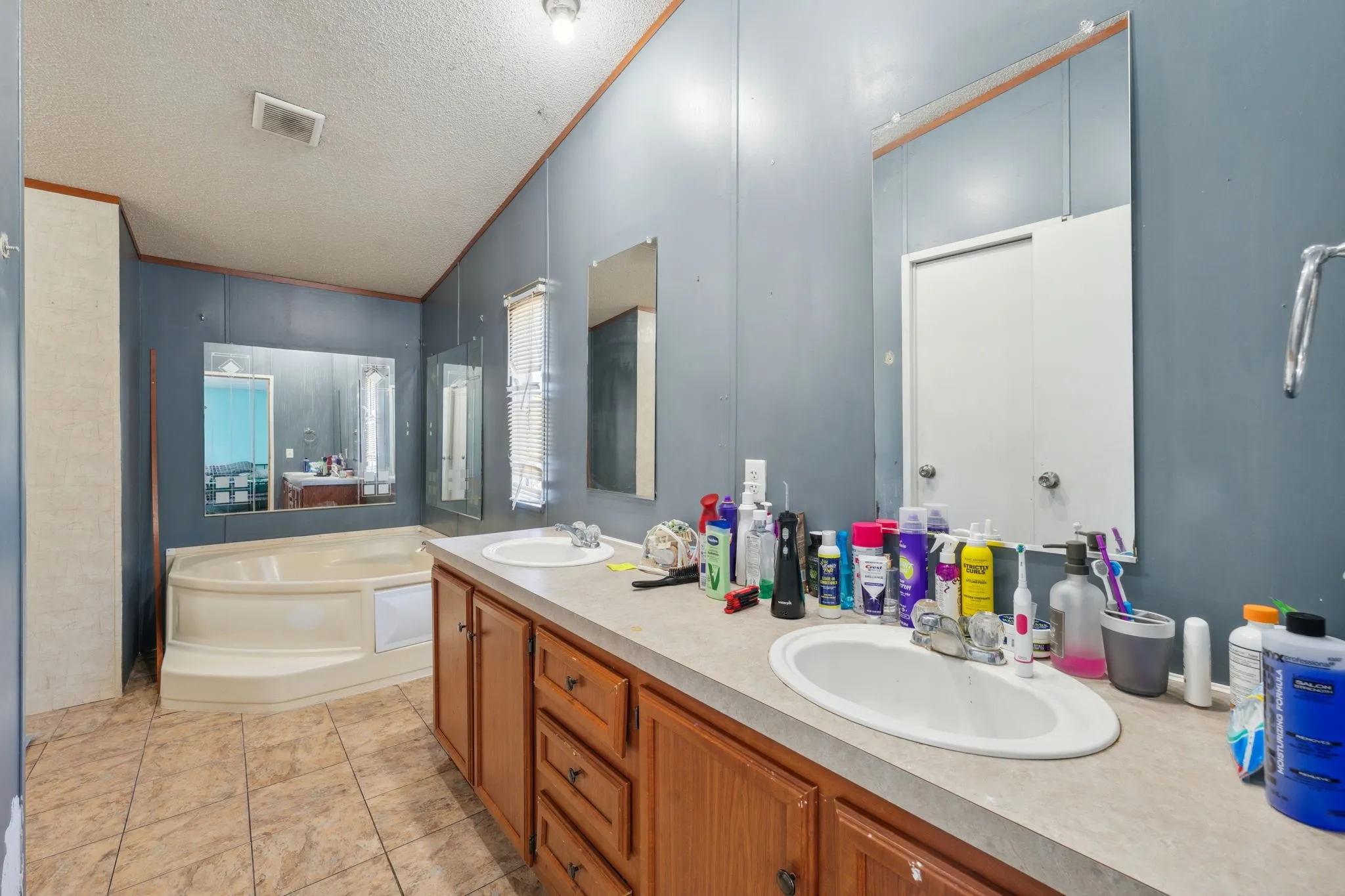 Mobile Home For Sale in Hood County , 4810 Orange Blossom Street, Granbury, Texas 76048, 4 Bedroom, 3 Bathroom, Garage spaces, 1,920 Sqft, built in 2007, mls#20912354, Real Estate Agent in Granbury, Homes For Sale in Hood county, Homes For Sale in Granbury, Realtor in Granbury Texas, Real Estate Brokerage Independent Realty Texas, Luminita Cordes Realtor