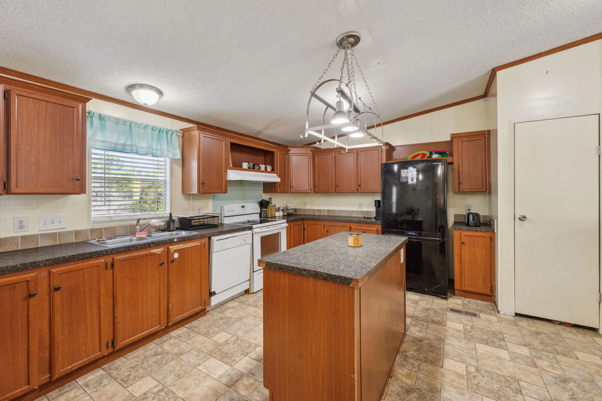 Mobile Home For Sale in Hood County , 4810 Orange Blossom Street, Granbury, Texas 76048, 4 Bedroom, 3 Bathroom, Garage spaces, 1,920 Sqft, built in 2007, mls#20912354, Real Estate Agent in Granbury, Homes For Sale in Hood county, Homes For Sale in Granbury, Realtor in Granbury Texas, Real Estate Brokerage Independent Realty Texas, Luminita Cordes Realtor