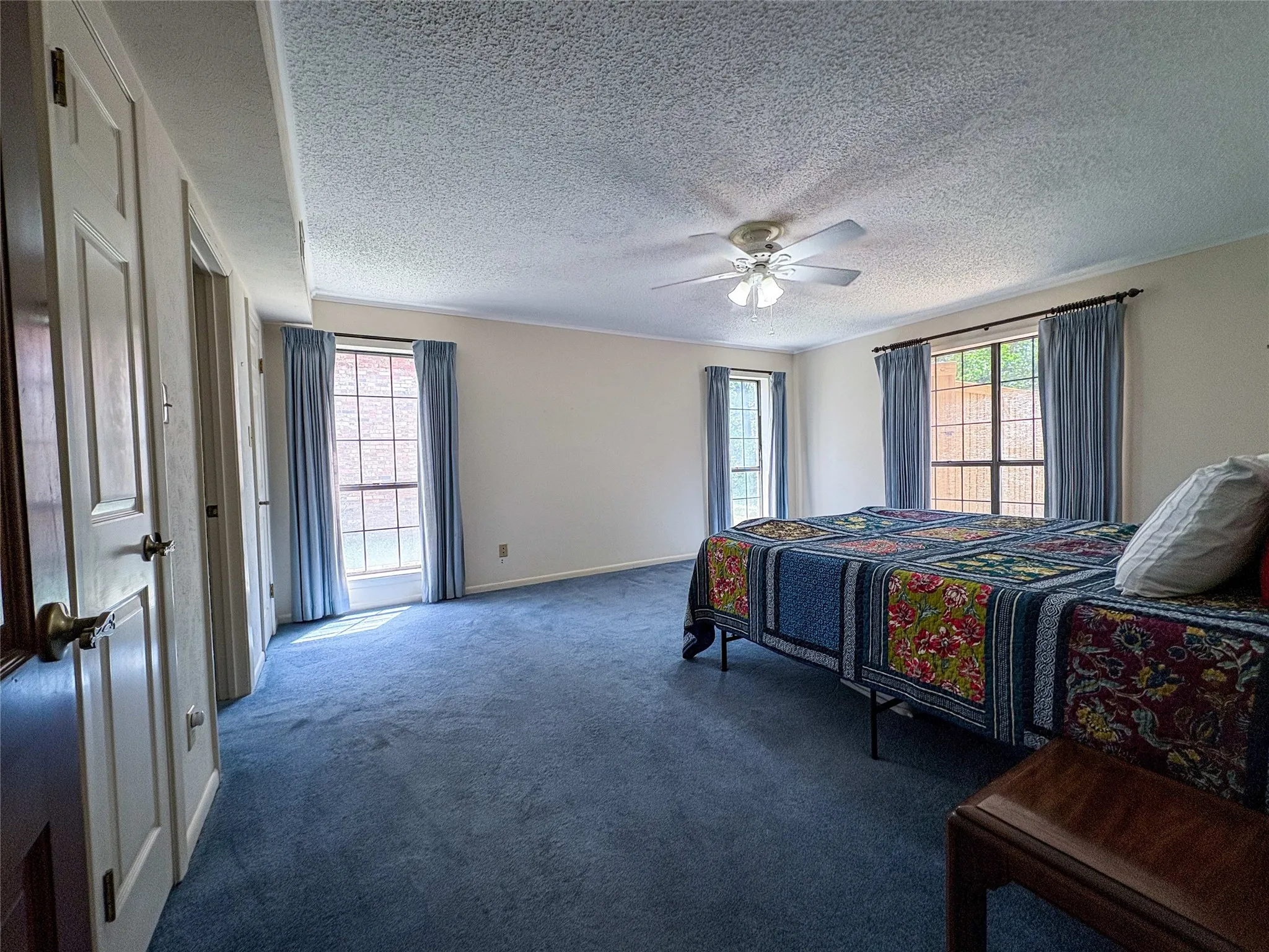 LARGE PRIMARY BEDROOM