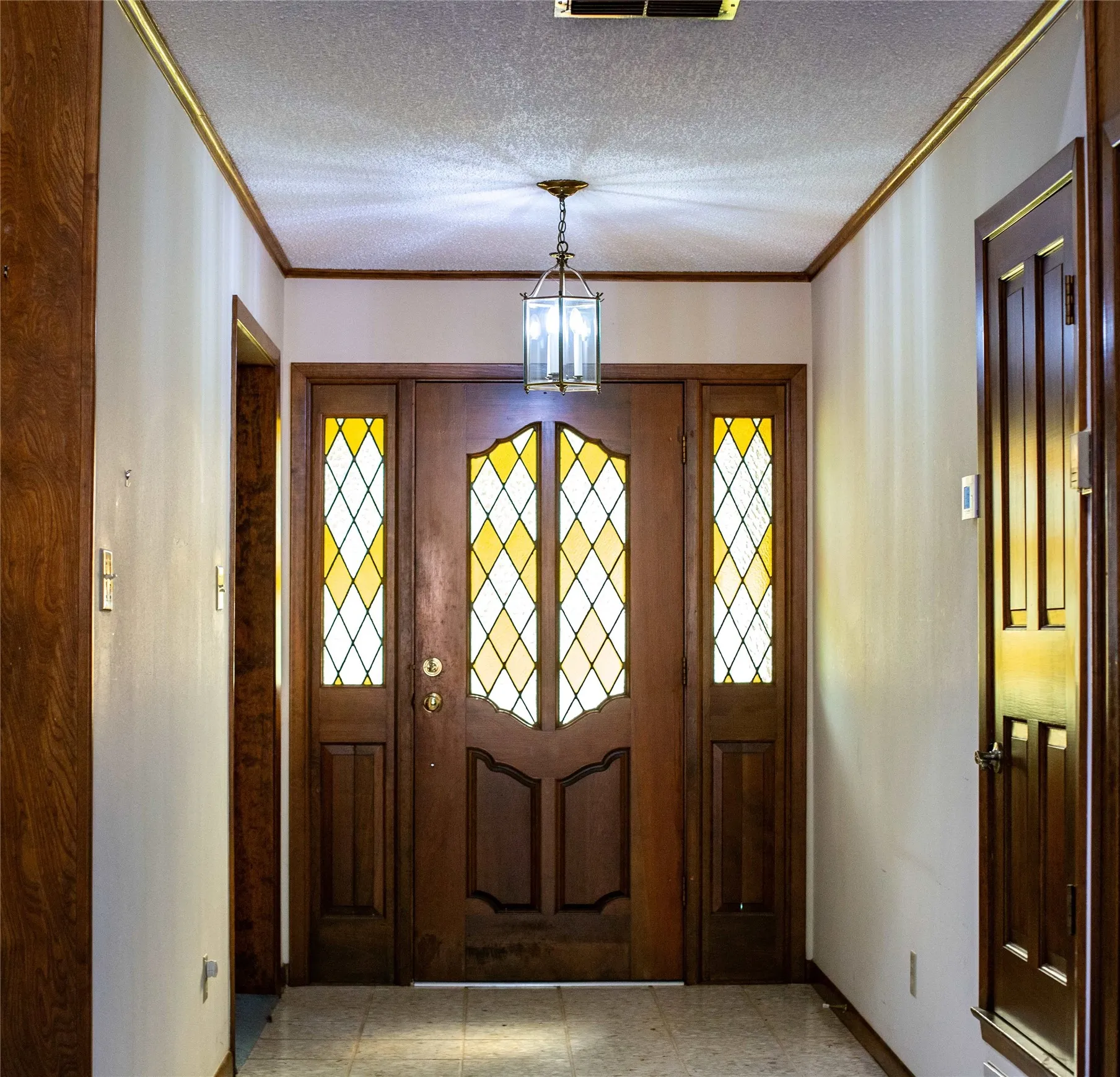 LARGE OPEN ENTRY WAY