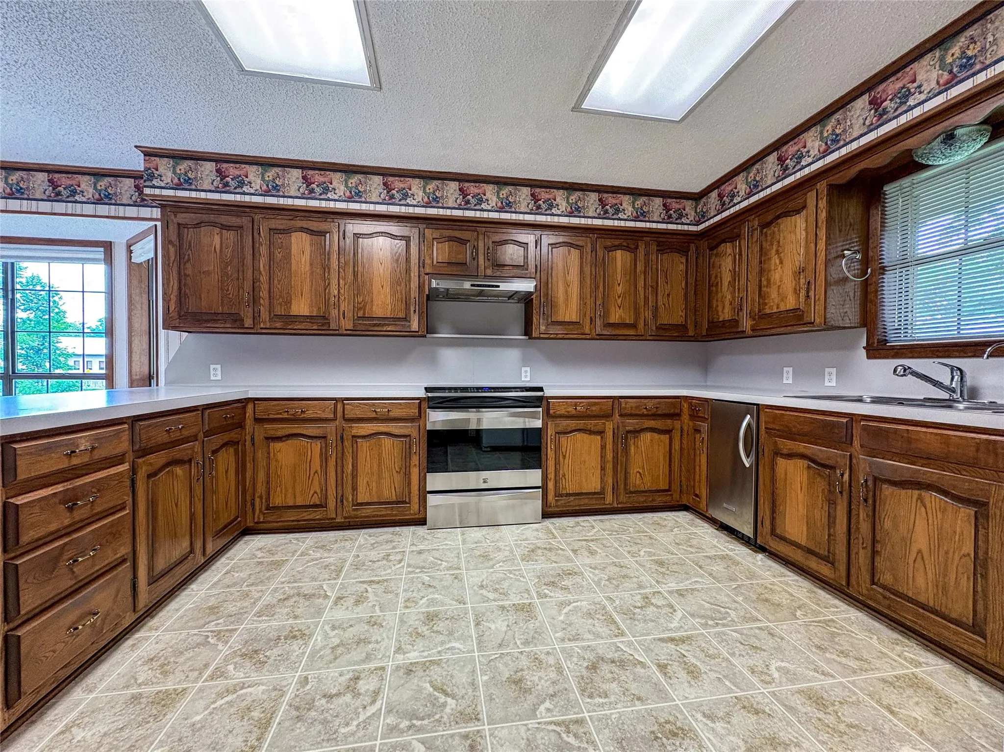 ADDITIONAL VIEW OF KITCHEN