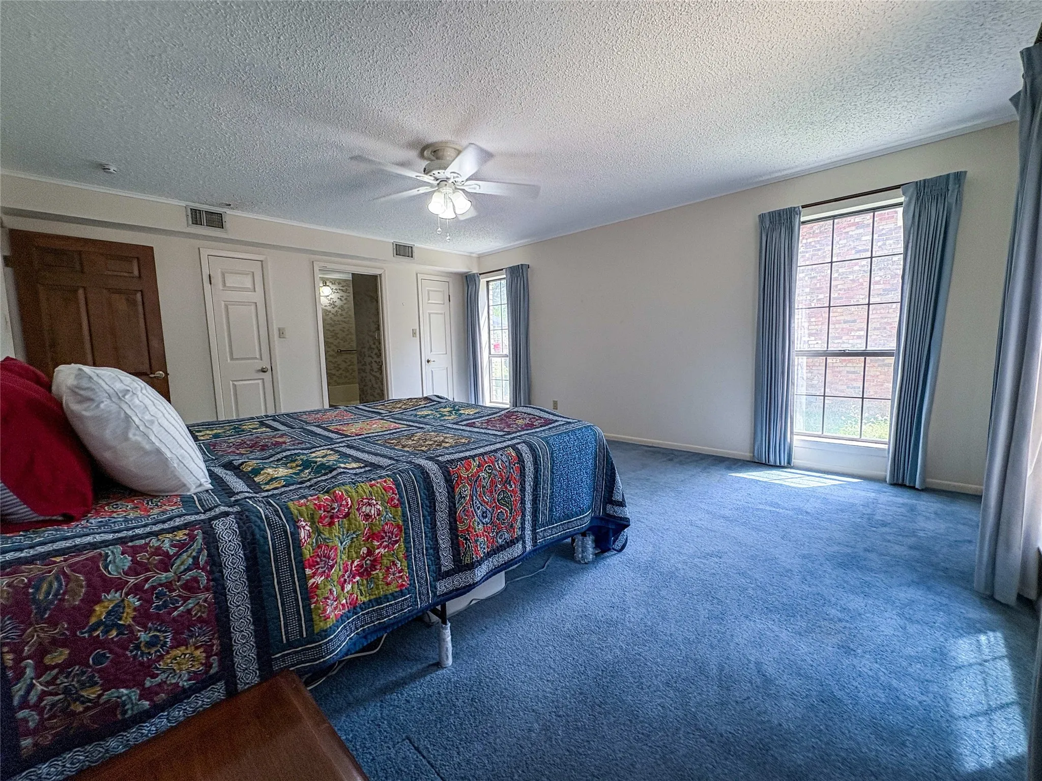 LARGE PRIMARY BEDROOM