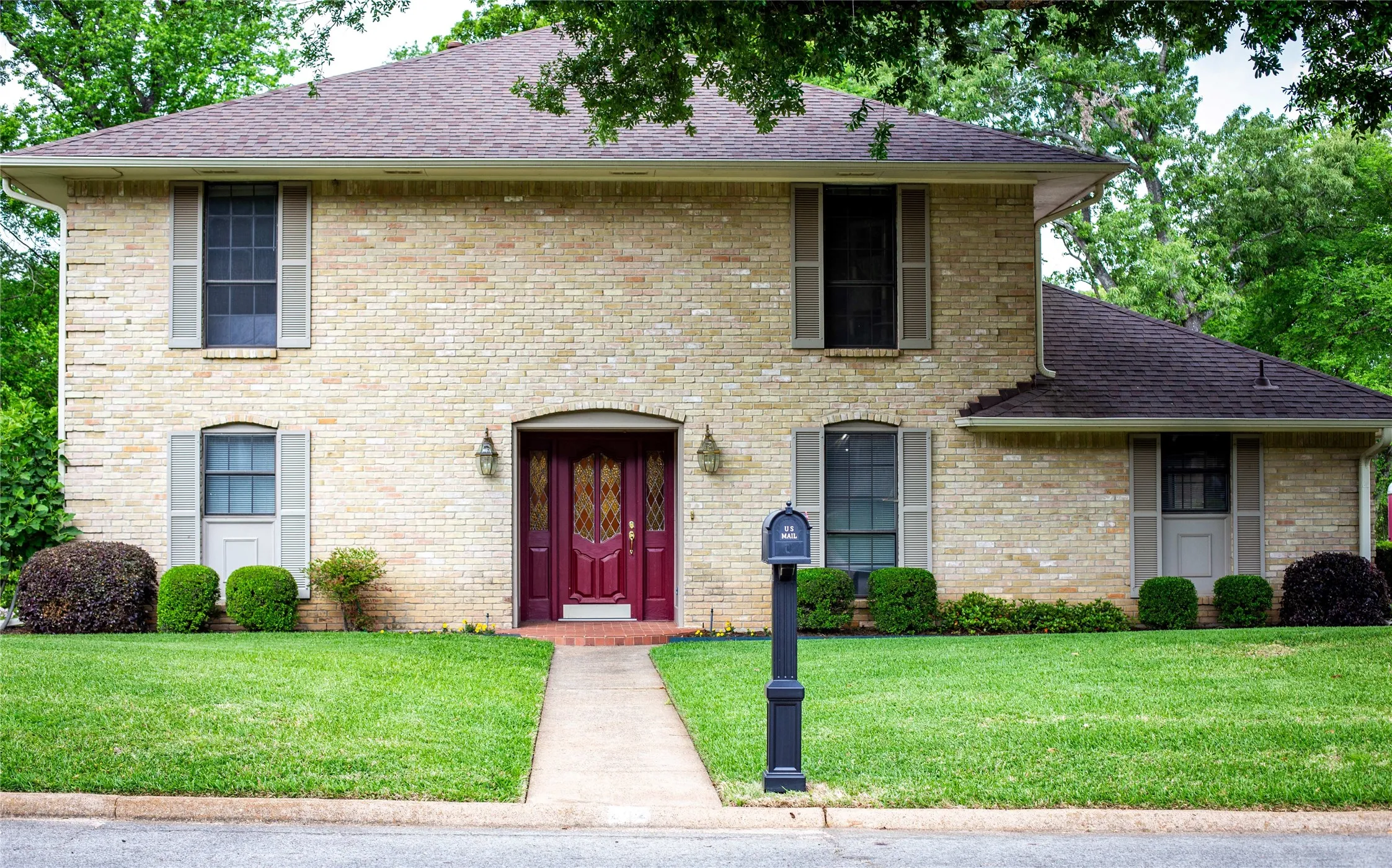 Single Family Residence For Sale in Wood County , 802 Circle Drive, Winnsboro, Texas 75494, 4 Bedroom, 3 Bathroom, 2 Garage spaces, 2,842 Sqft, built in 1975, mls#20913122, Real Estate Agent in Winnsboro, Homes For Sale in Wood county, Homes For Sale in Winnsboro, Realtor in Winnsboro Texas, Real Estate Brokerage Independent Realty Texas, Luminita Cordes Realtor