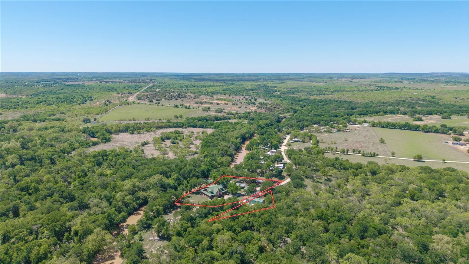 Birds eye view of property featuring a forest view