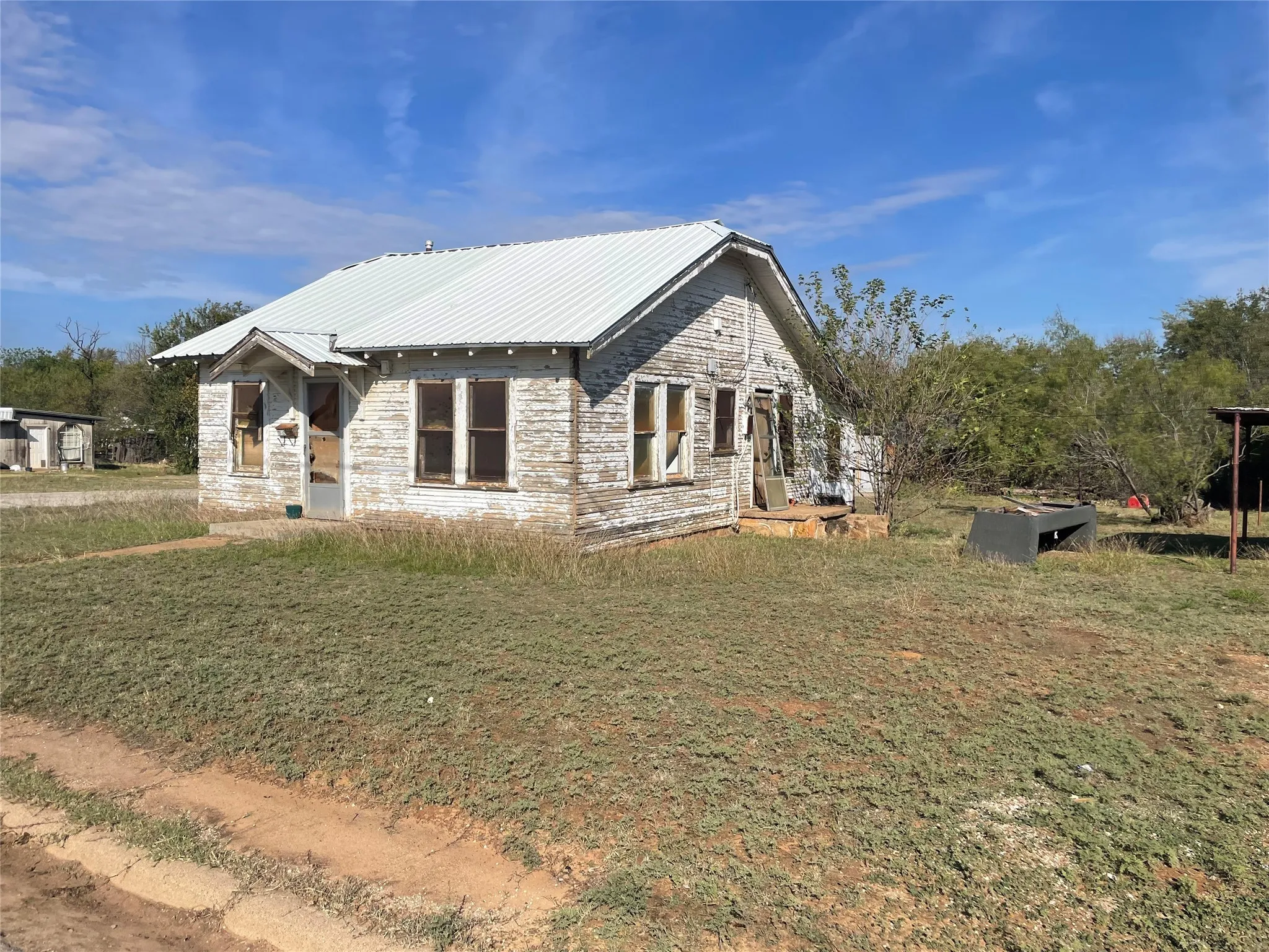 Single Family Residence For Sale in Stephens County , 816 W Elliott Street, Breckenridge, Texas 76424, 3 Bedroom, 2 Bathroom, Garage spaces, 816 Sqft, built in 0, Preowned, Price $28,000, mls#20913803, Real Estate Agent in Breckenridge, Homes For Sale in Stephens county, Homes For Sale in Breckenridge, Realtor in Breckenridge Texas, Real Estate Brokerage Independent Realty Texas, Luminita Cordes Realtor