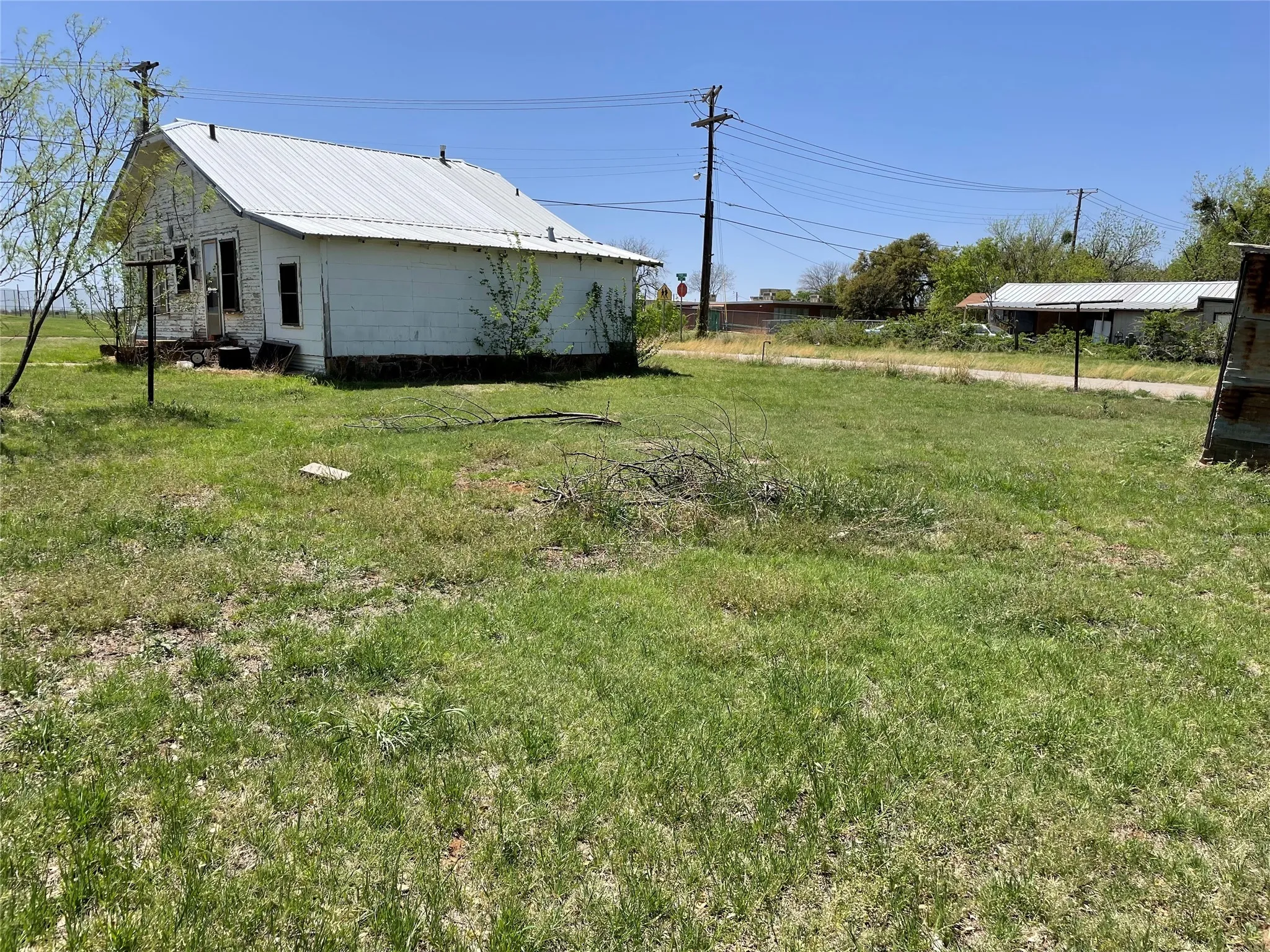 Single Family Residence For Sale in Stephens County , 816 W Elliott Street, Breckenridge, Texas 76424, 3 Bedroom, 2 Bathroom, Garage spaces, 816 Sqft, built in 0, Preowned, Price $28,000, mls#20913803, Real Estate Agent in Breckenridge, Homes For Sale in Stephens county, Homes For Sale in Breckenridge, Realtor in Breckenridge Texas, Real Estate Brokerage Independent Realty Texas, Luminita Cordes Realtor