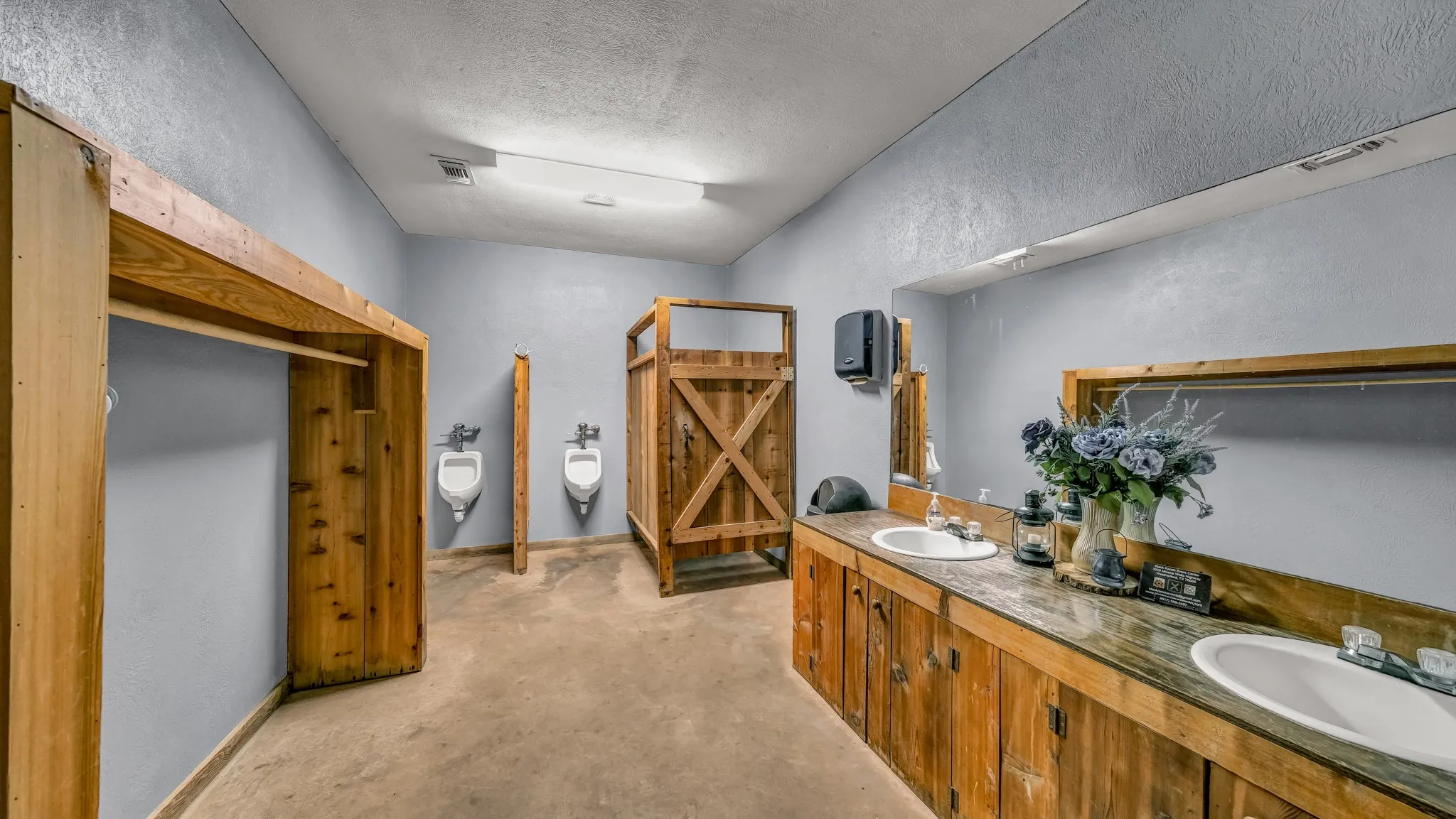 Business For Sale in Parker County , 3220 Mineral Wells Highway, Weatherford, Texas 76088, 0, 0, Garage spaces, 6,413 Sqft, built in 2010, Preowned, mls#20913348, Real Estate Agent in Weatherford, Homes For Sale in Parker county, Homes For Sale in Weatherford, Realtor in Weatherford Texas, Real Estate Brokerage Independent Realty Texas, Luminita Cordes Realtor