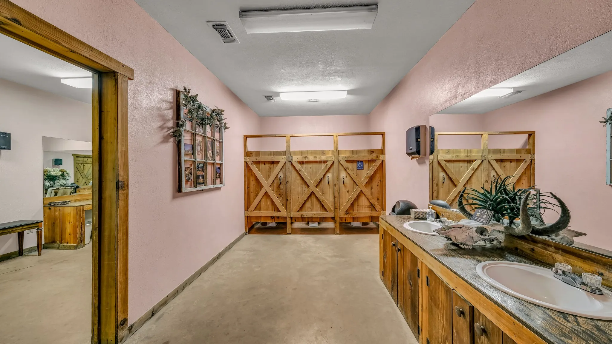Business For Sale in Parker County , 3220 Mineral Wells Highway, Weatherford, Texas 76088, 0, 0, Garage spaces, 6,413 Sqft, built in 2010, Preowned, mls#20913348, Real Estate Agent in Weatherford, Homes For Sale in Parker county, Homes For Sale in Weatherford, Realtor in Weatherford Texas, Real Estate Brokerage Independent Realty Texas, Luminita Cordes Realtor