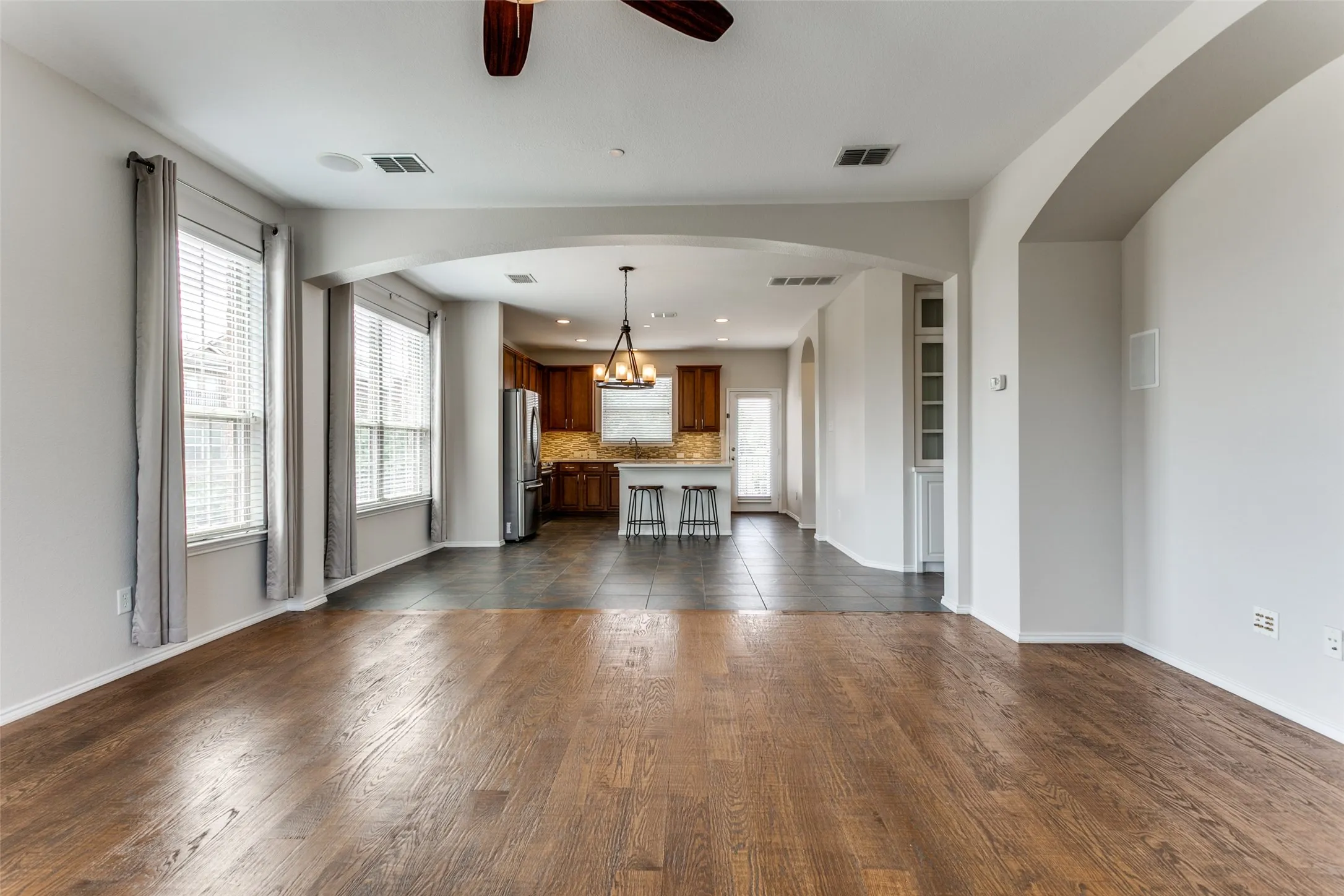 Townhouse For Sale in Dallas County , 2125 Mc Parland Court, Carrollton, Texas 75006, 3 Bedroom, 4 Bathroom, 2 Garage spaces, 2,126 Sqft, built in 2008, Preowned, mls#20916469, Real Estate Agent in Carrollton, Homes For Sale in Dallas county, Homes For Sale in Carrollton, Realtor in Carrollton Texas, Real Estate Brokerage Independent Realty Texas, Luminita Cordes Realtor